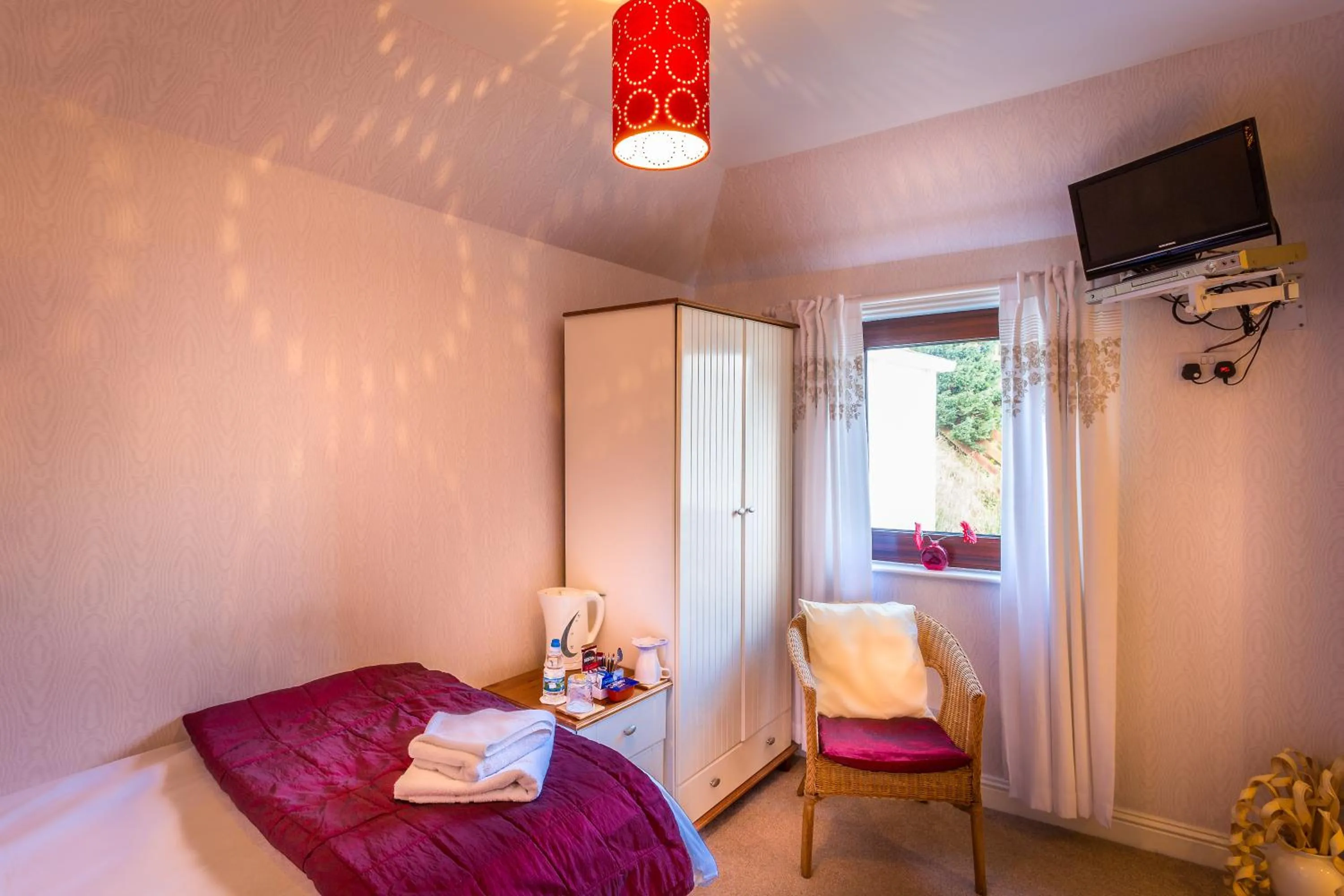 Bed in Neptunes Rest Guest Hotel