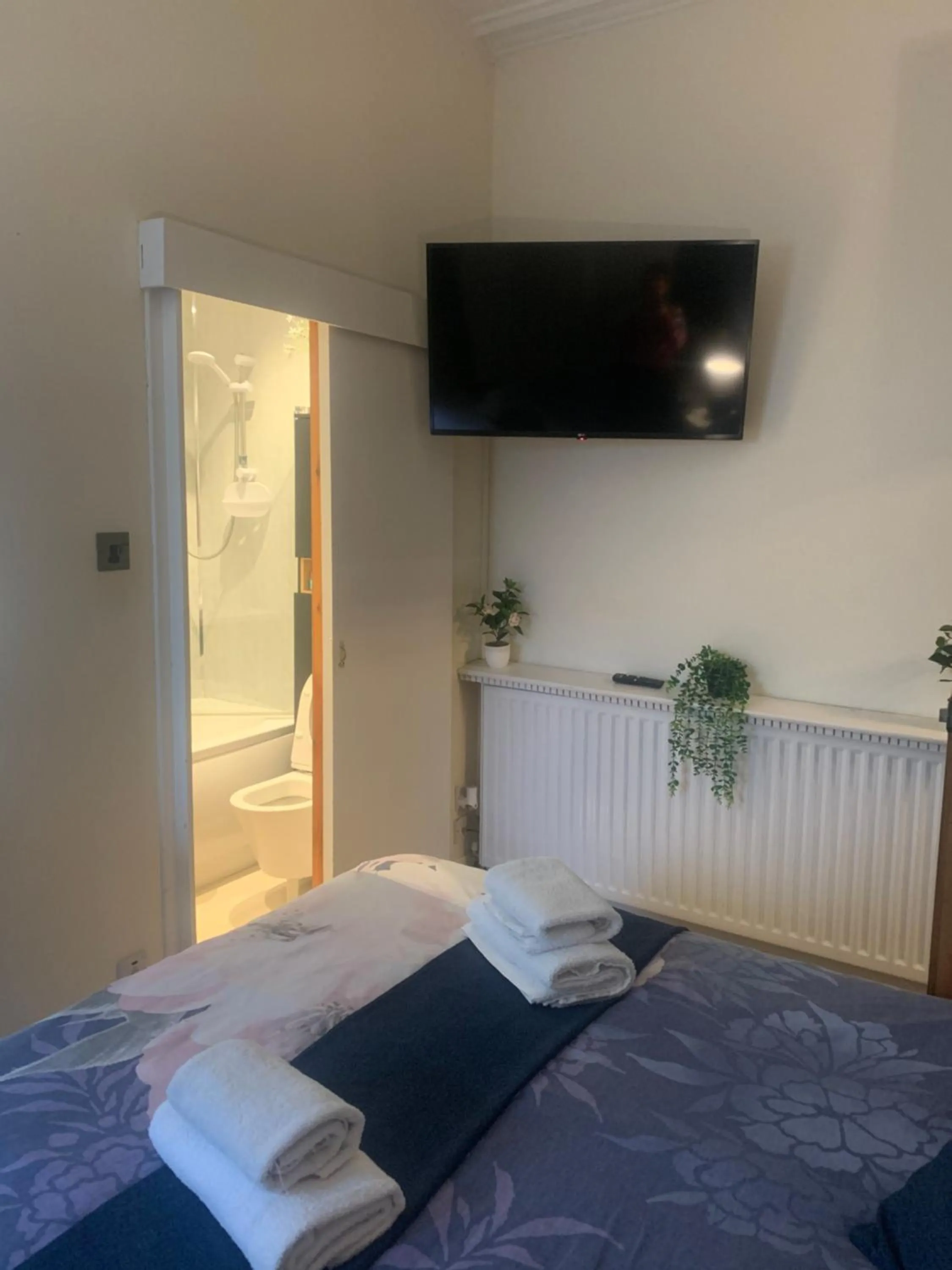 Bed in Neptunes Rest Guest Hotel