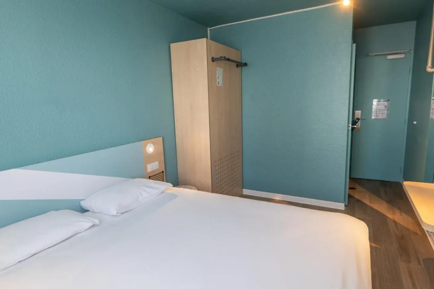 Triple Room with a Double Bed and a Single Bed in Ibis budget Brest Sud Plougastel - Hôtel rénové Triple Room with a Double Bed and a Single Bed in Ibis budget Brest Sud Plougastel - Hôtel rénové