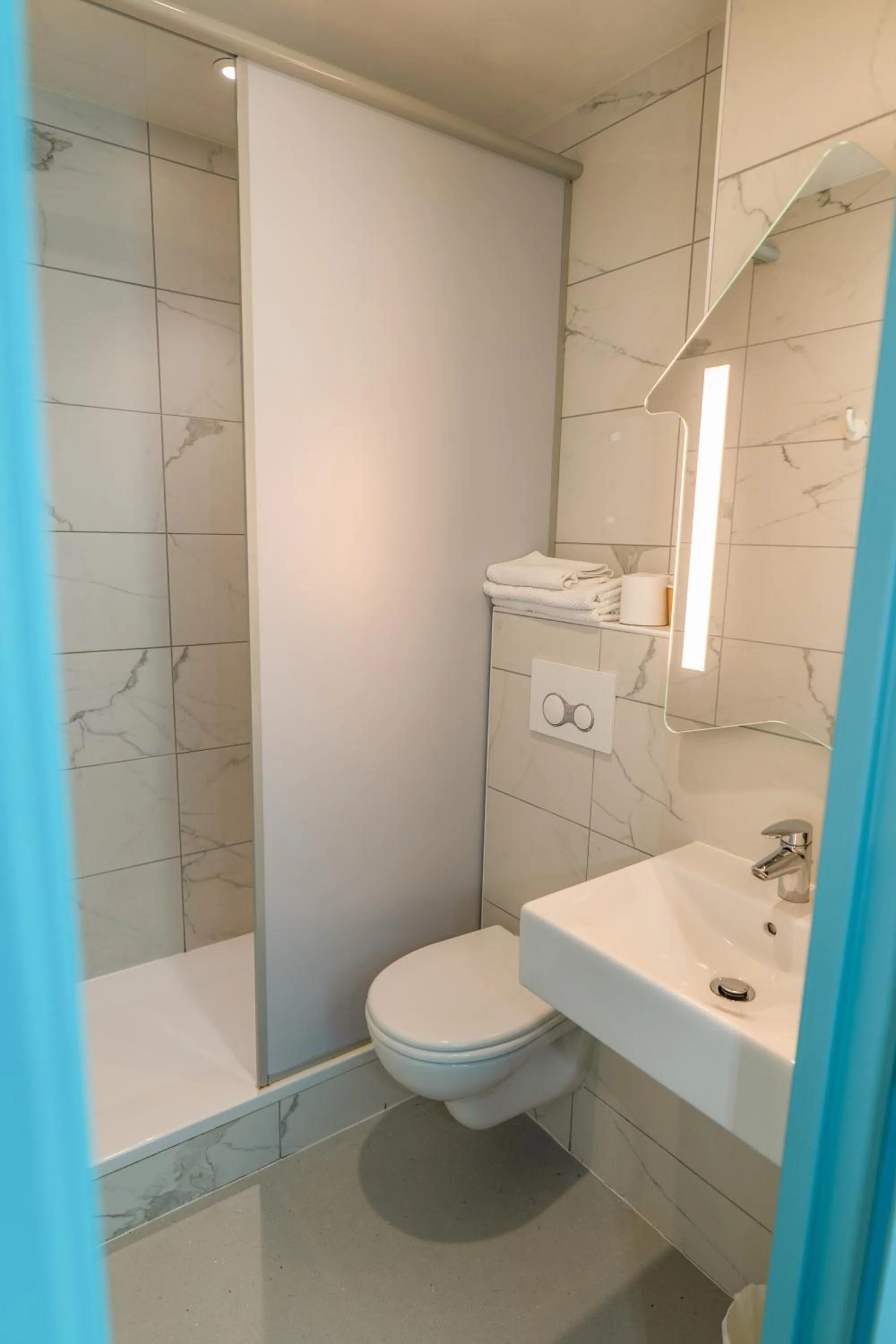 Shower in Ibis budget Brest Sud Plougastel - Hôtel rénové