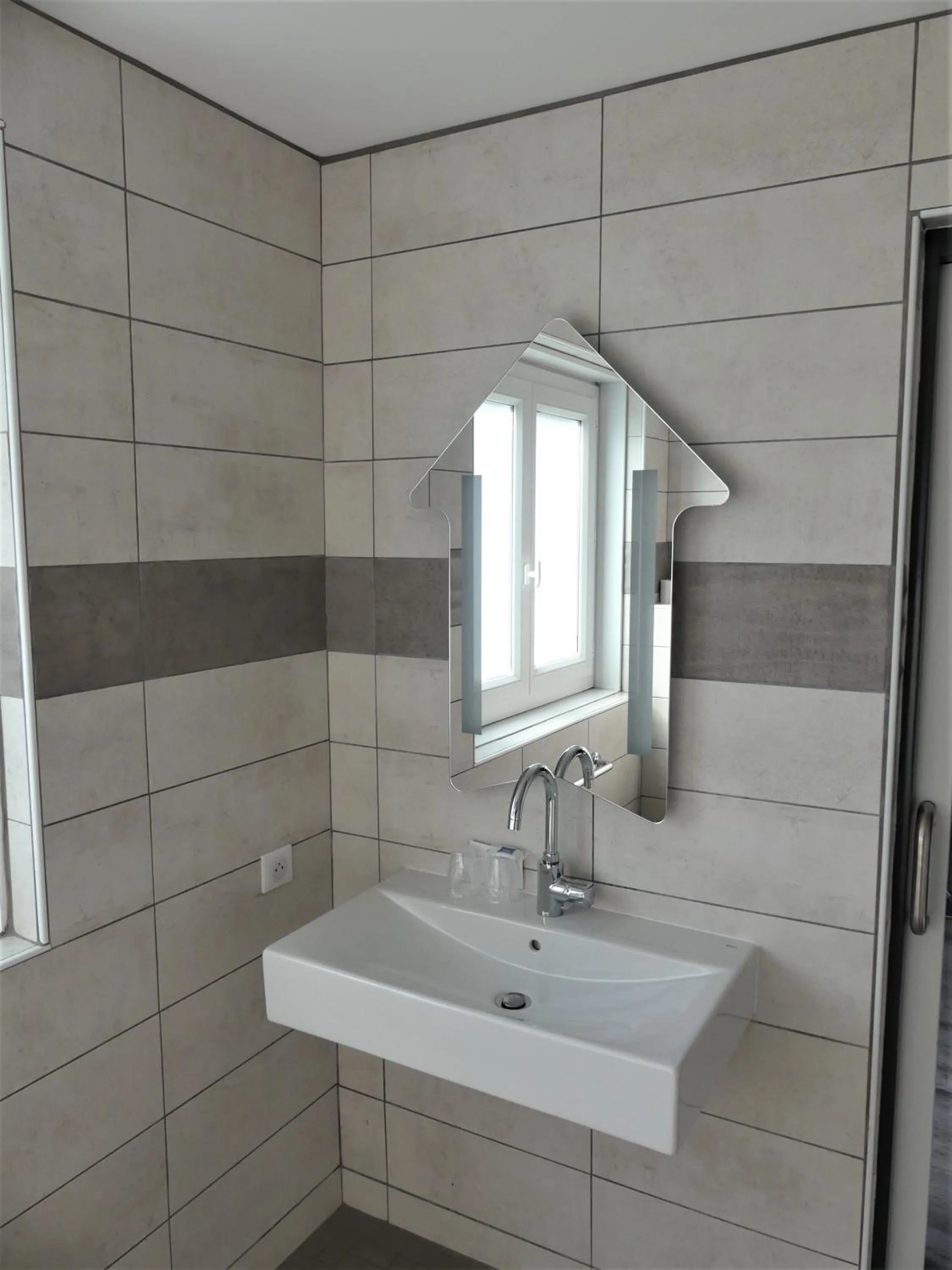 Bathroom in Ibis budget Brest Sud Plougastel - Hôtel rénové