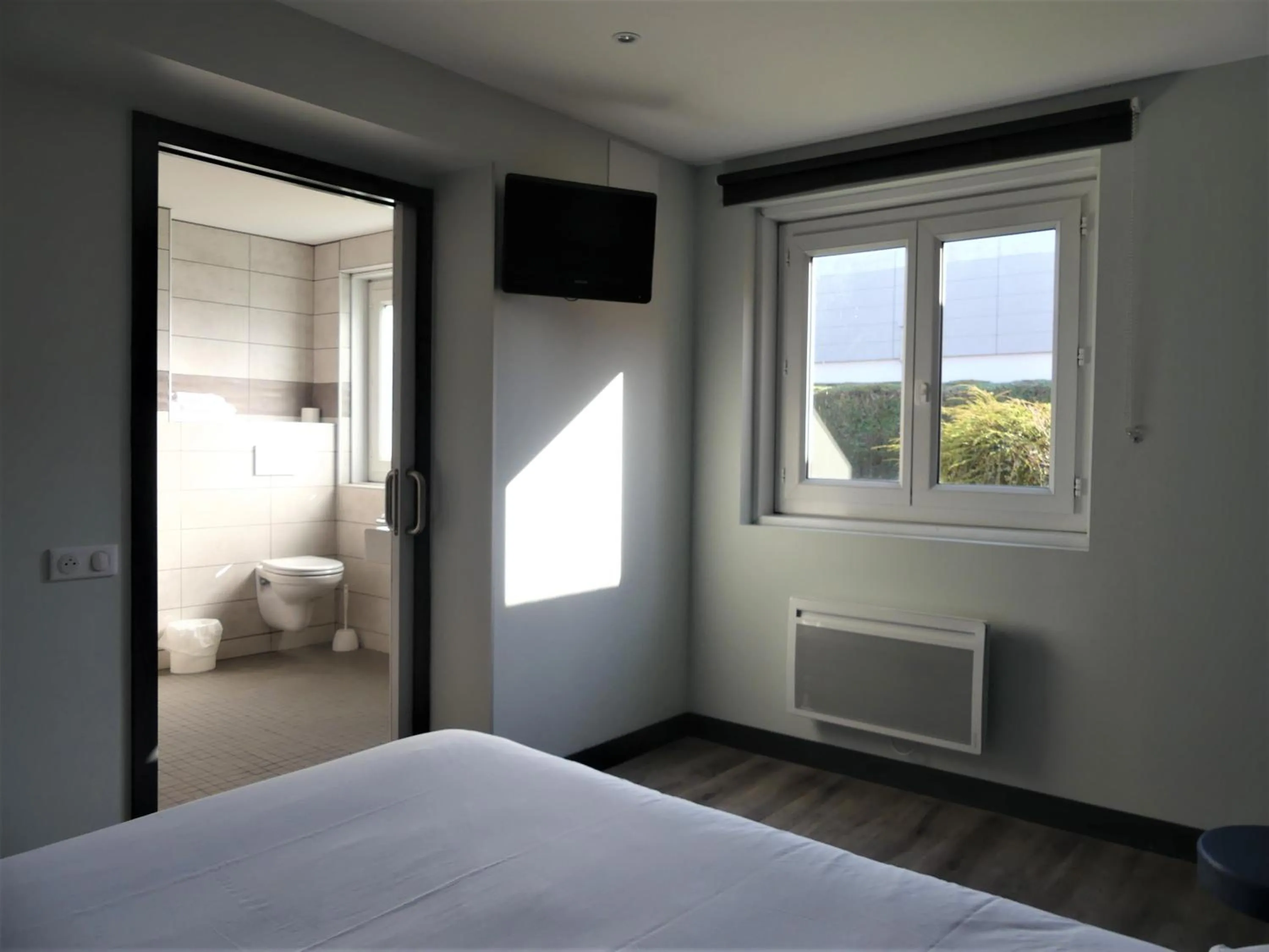 TV and multimedia, Bed in Ibis budget Brest Sud Plougastel - Hôtel rénové