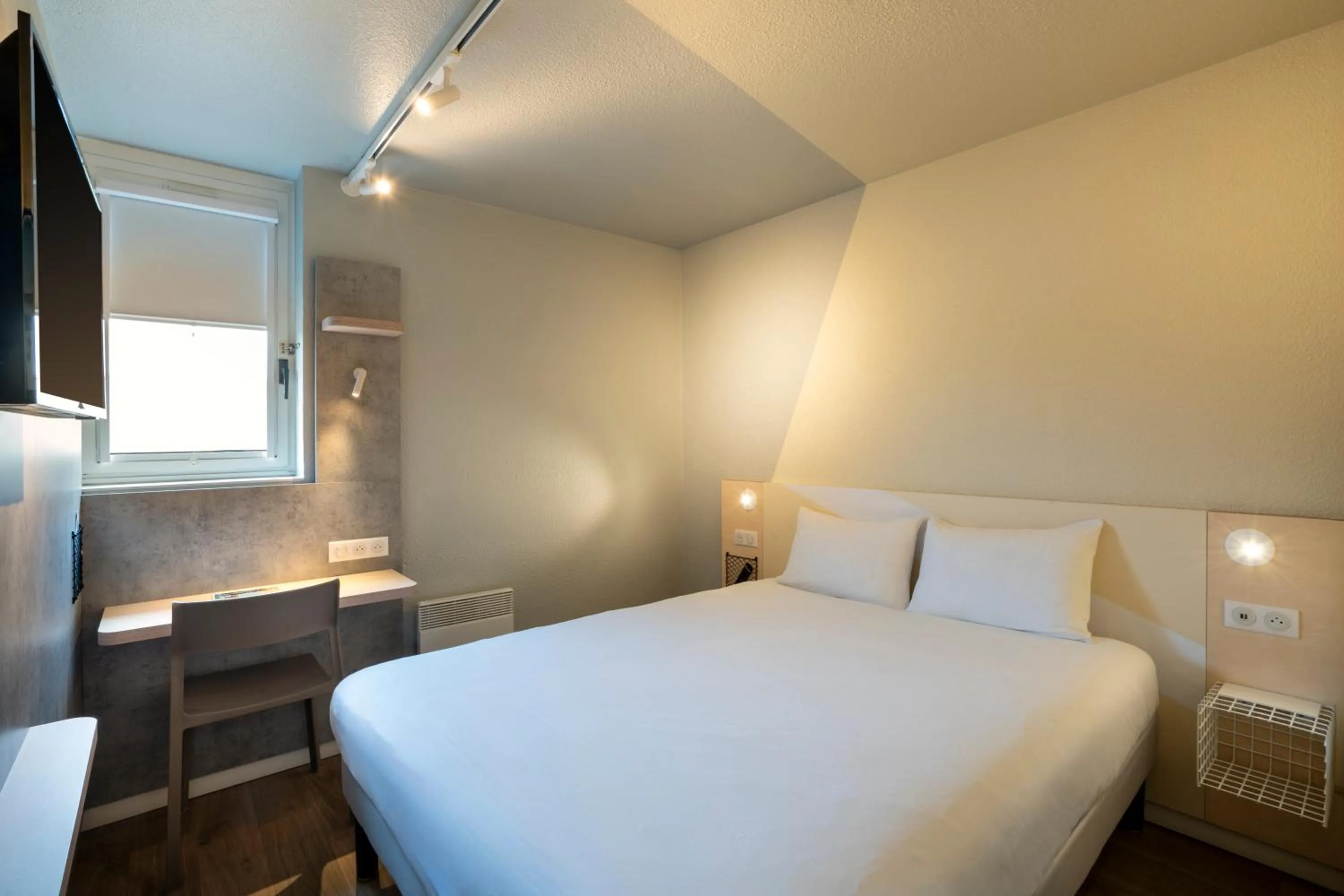 Bedroom, Bed in Ibis budget Brest Sud Plougastel - Hôtel rénové