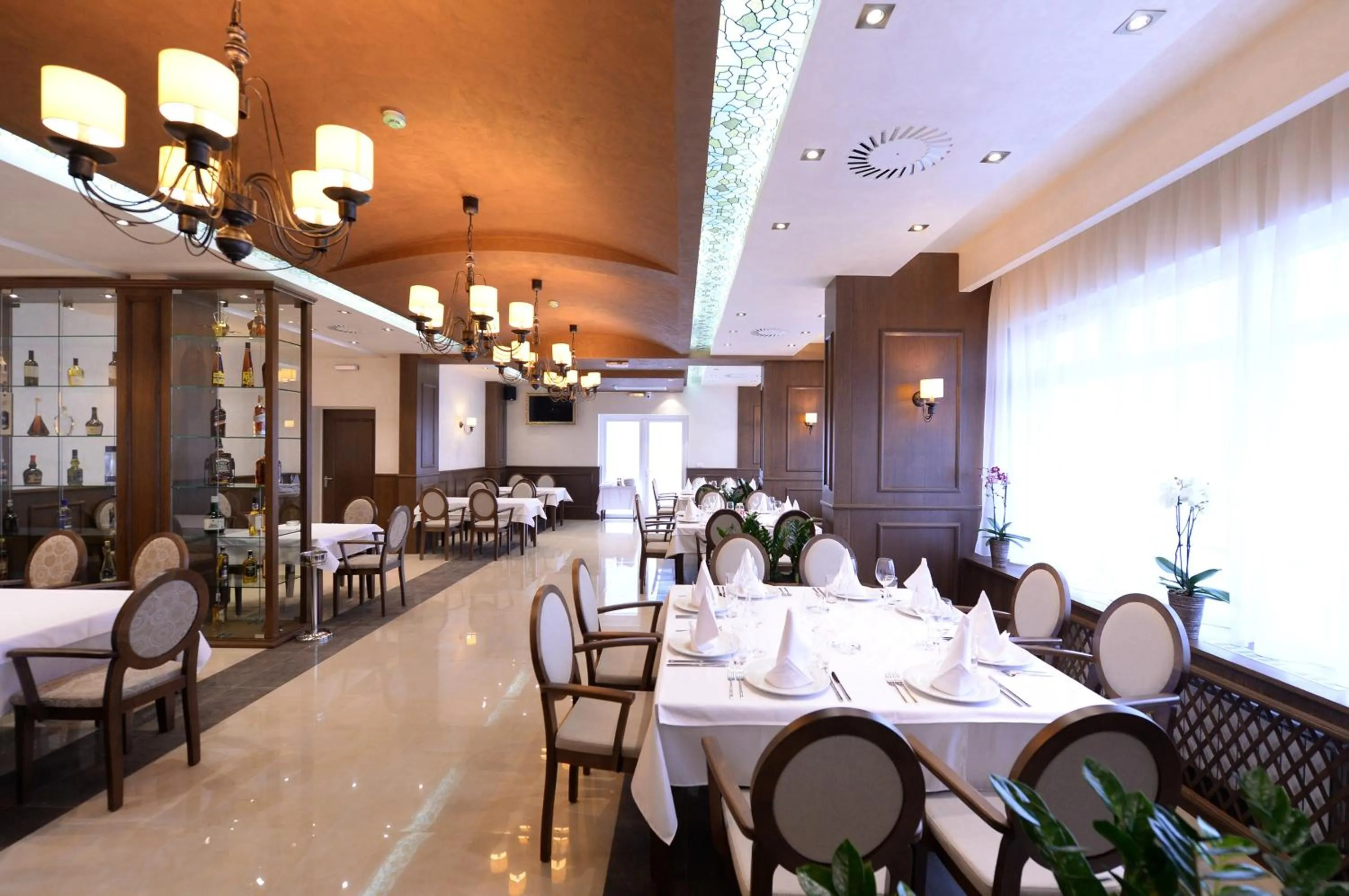 Restaurant/places to eat in Hotel Majdan