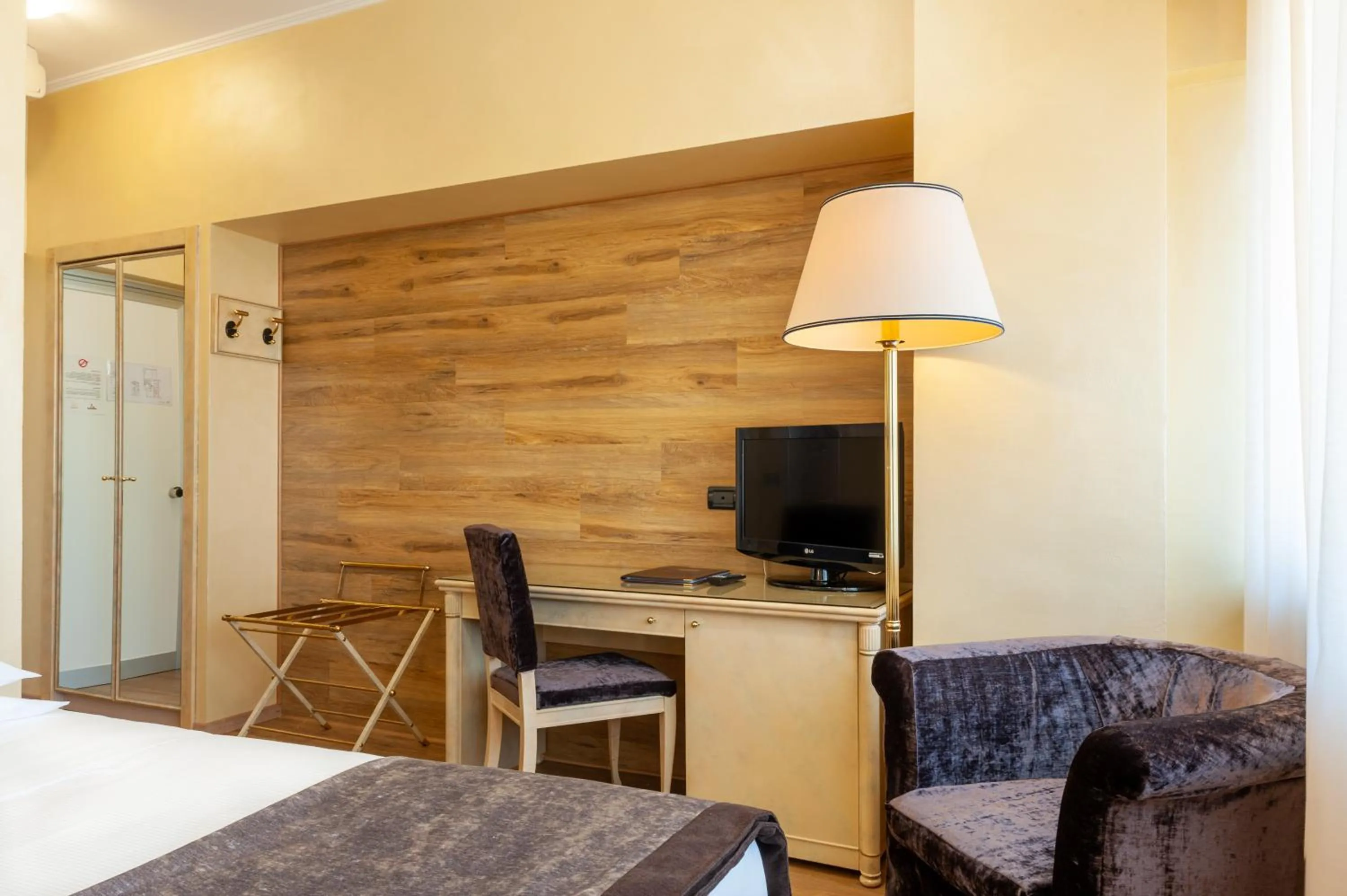 Photo of the whole room, Bed in Augustus Hotel