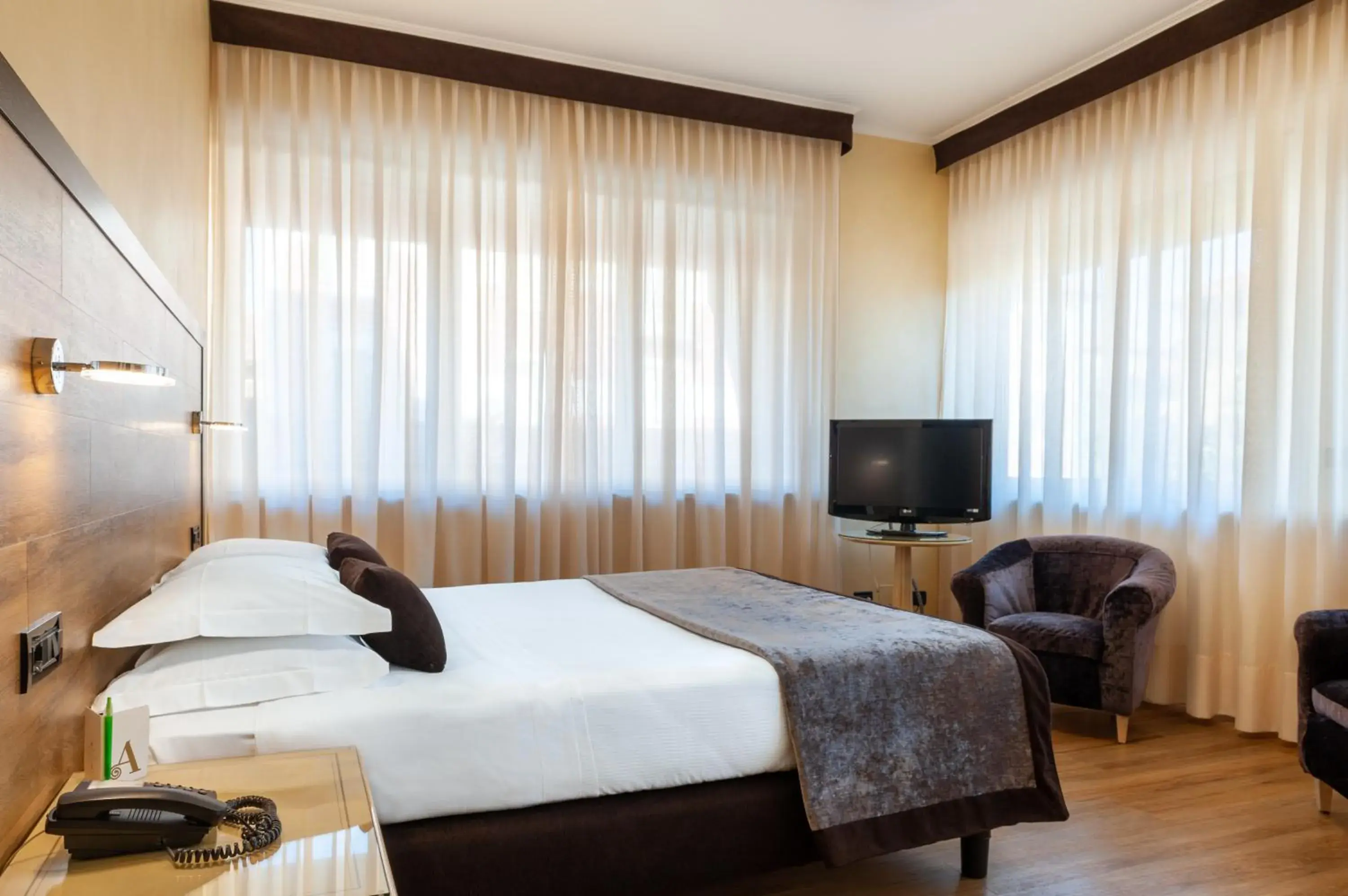 TV and multimedia, Bed in Augustus Hotel TV and multimedia, Bed in Augustus Hotel