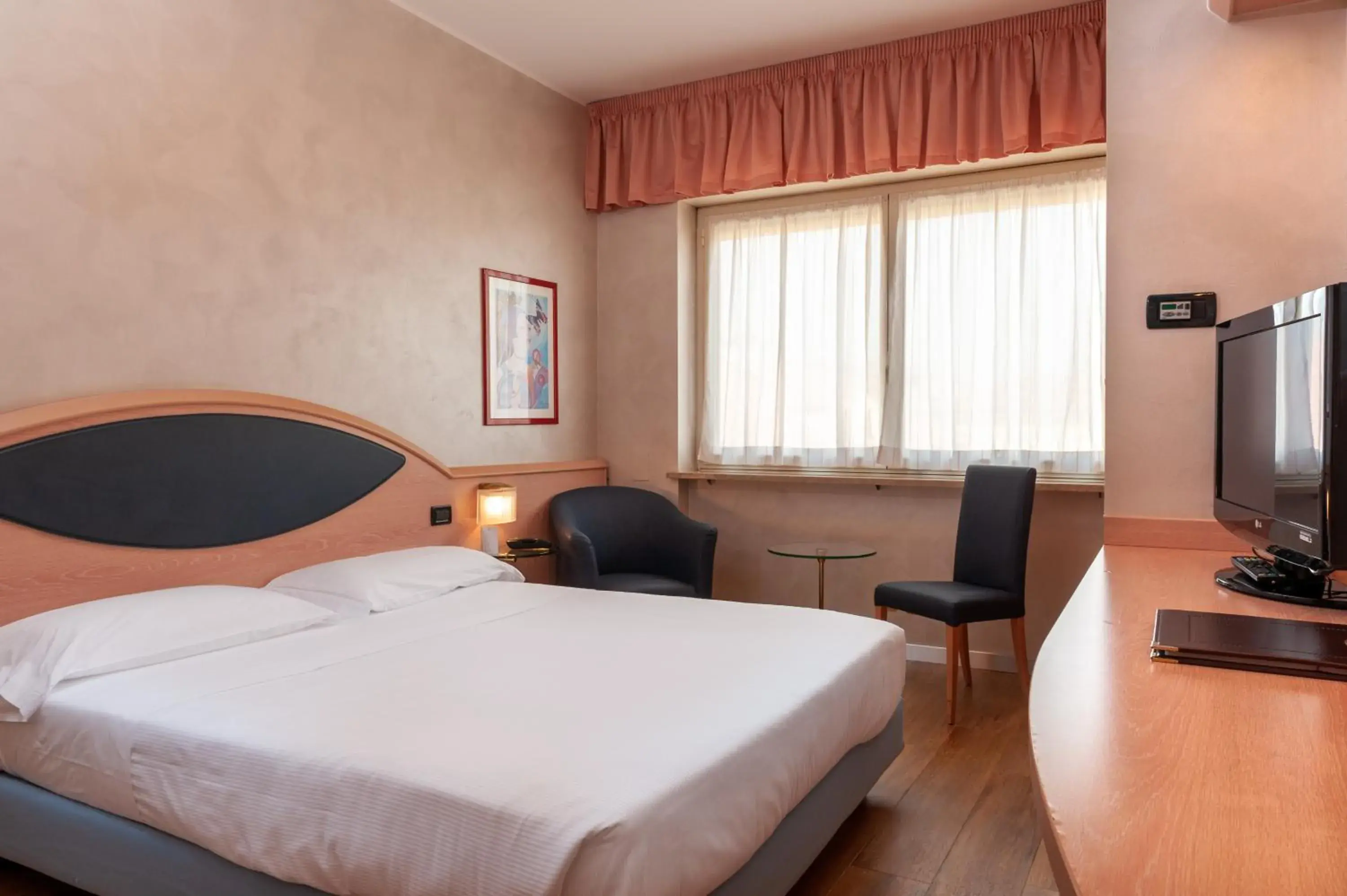 Photo of the whole room, Bed in Augustus Hotel Photo of the whole room, Bed in Augustus Hotel