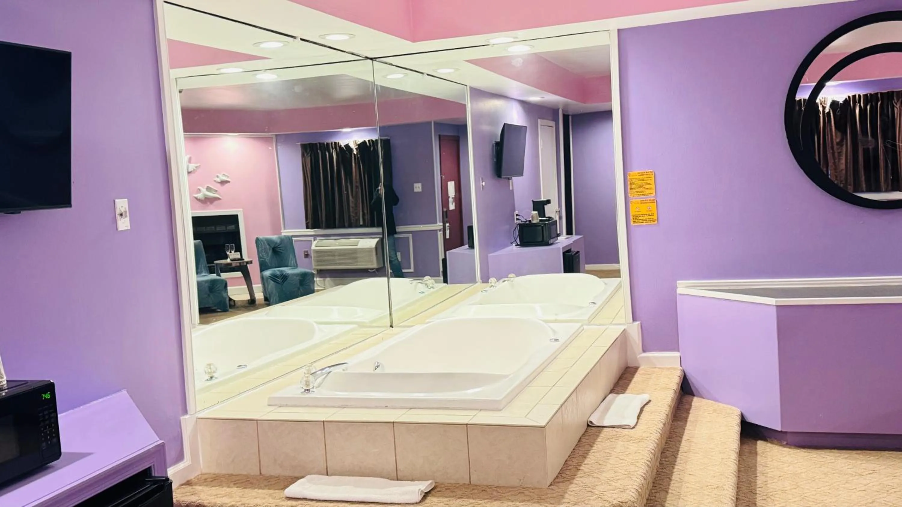 Hot Tub, Bed in Inn of the Dove Harrisburg-Hershey Romantic Suites