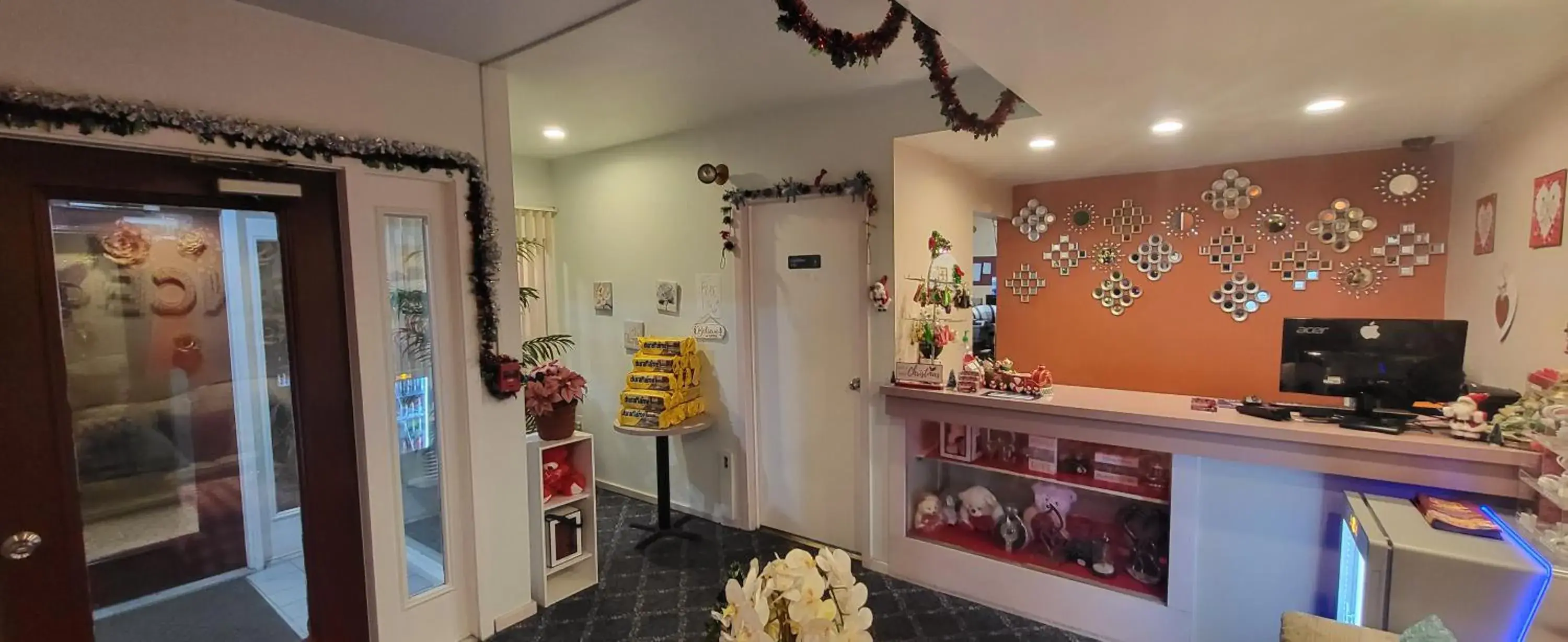 Lobby or reception in Inn of the Dove - Romantic Luxury Suites with Jacuzzi & Seasonal Fireplace at Harrisburg-Hershey-Philadelphia, PA Lobby or reception in Inn of the Dove - Romantic Luxury Suites with Jacuzzi & Seasonal Fireplace at Harrisburg-Hershey-Philadelphia, PA