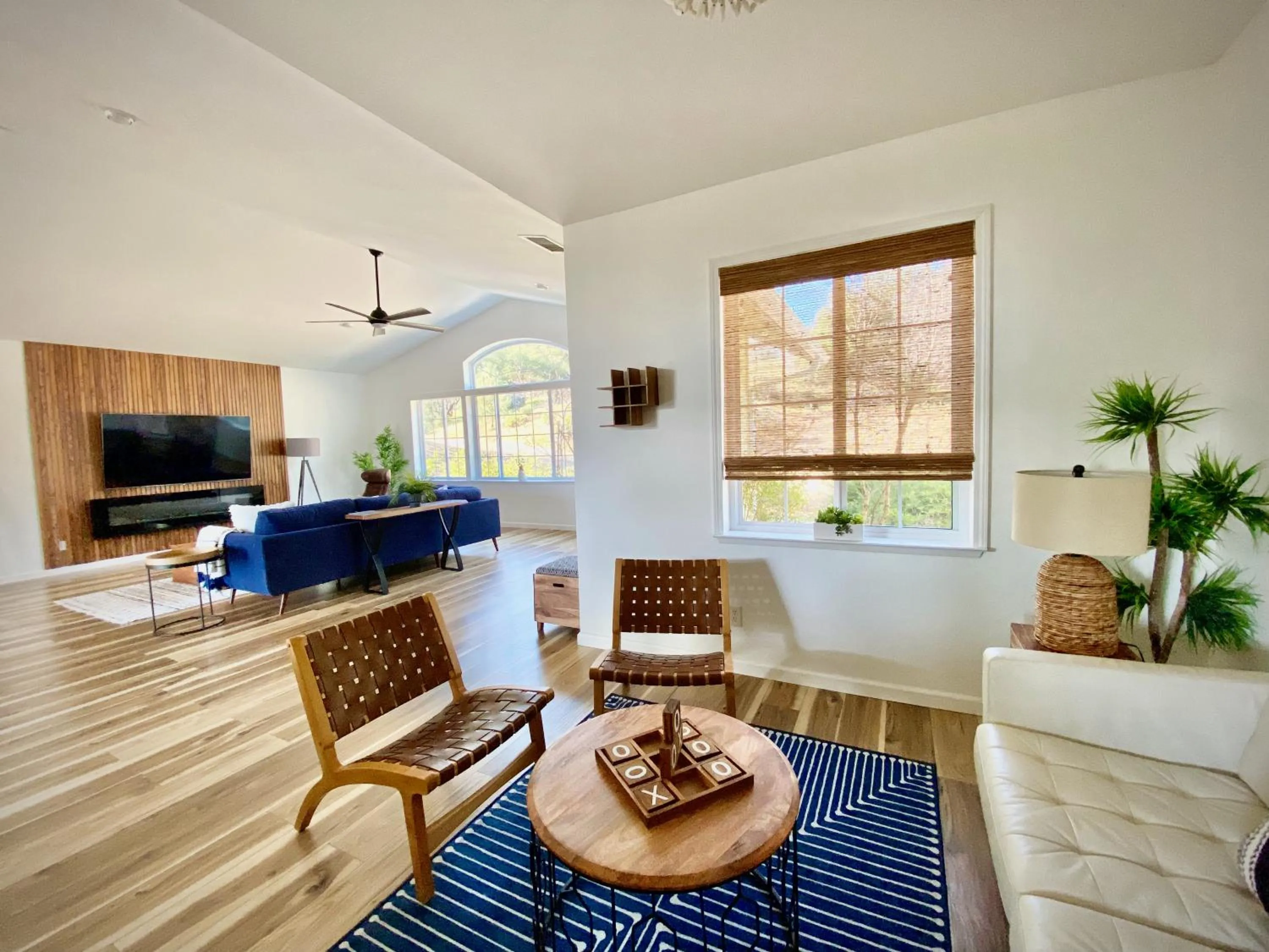 Communal lounge/ TV room in Sunset Glow Hidden Meadow BBQ HotTub by Casa Oso