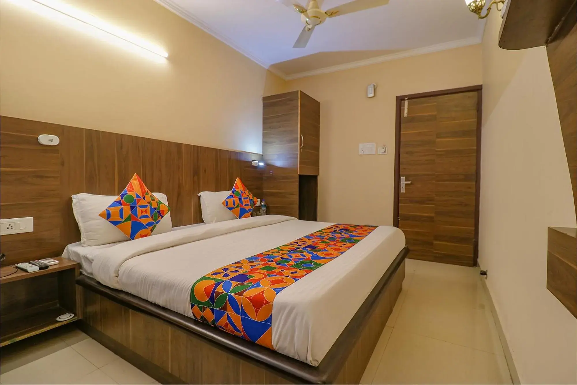 Living room, Bed in FabHotel GD Sunrise Inn Amritsar Living room, Bed in FabHotel GD Sunrise Inn Amritsar