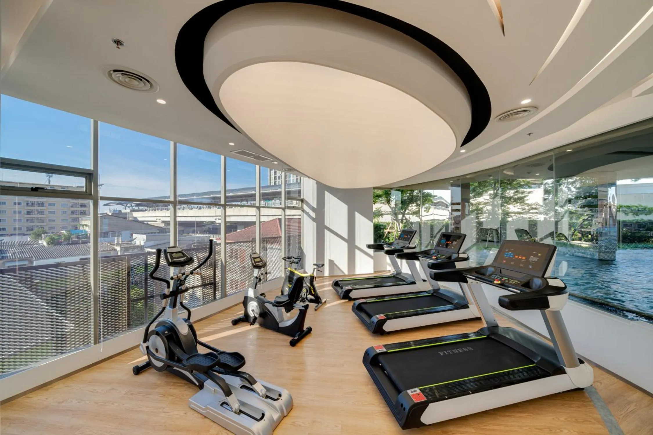 Fitness centre/facilities in Oakwood Suites Tiwanon Bangkok