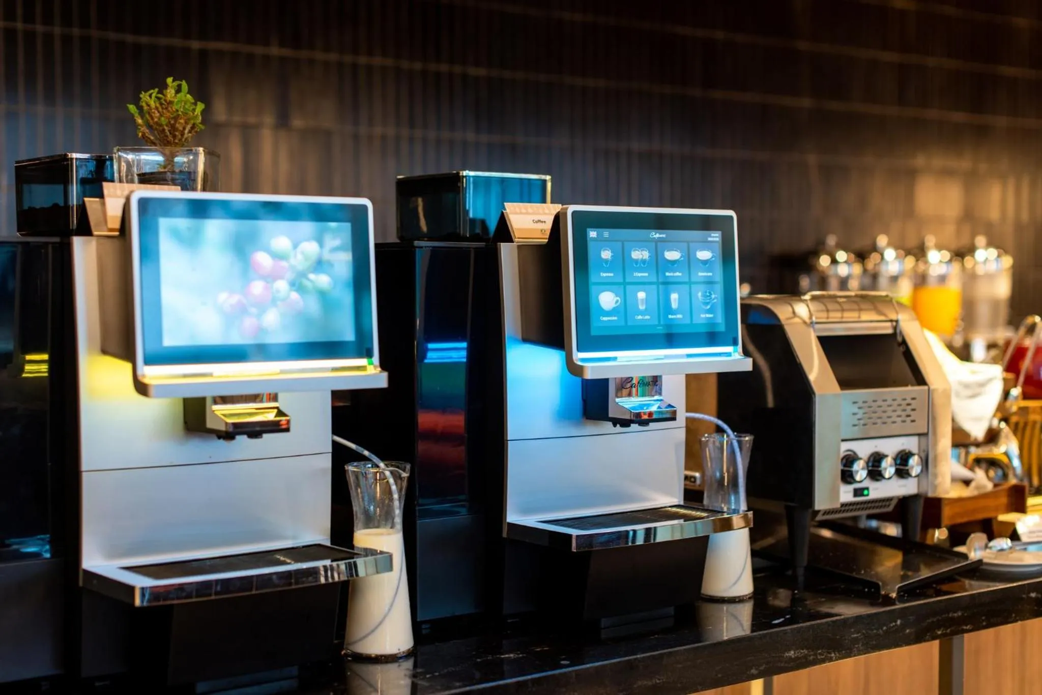 Coffee/tea facilities in Oakwood Suites Tiwanon Bangkok