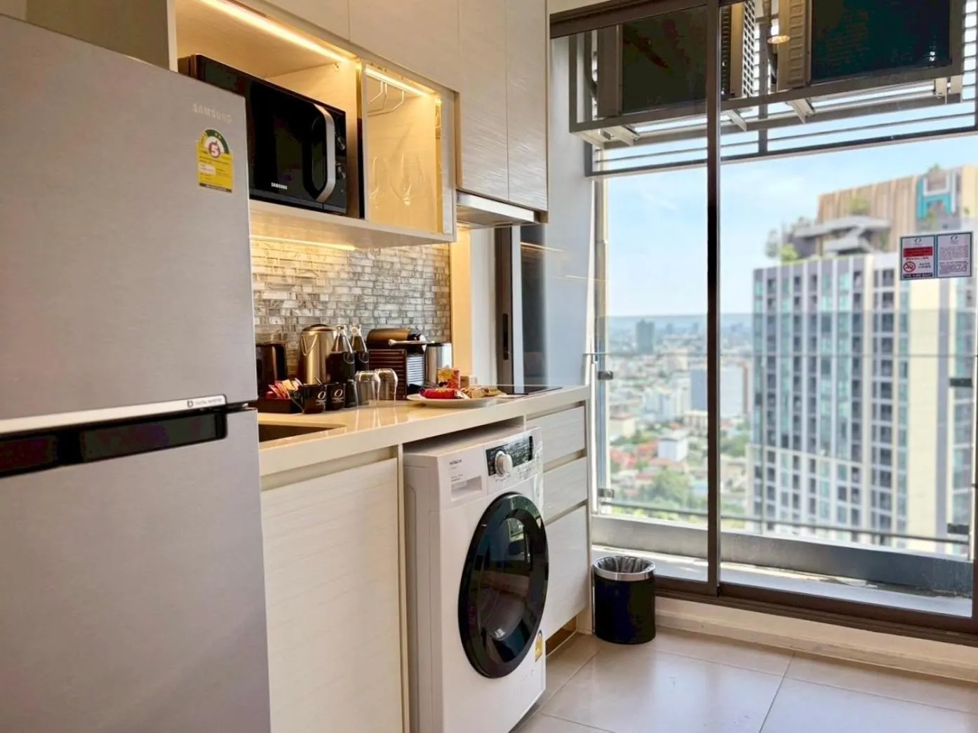 Kitchen or kitchenette in Oakwood Suites Tiwanon Bangkok