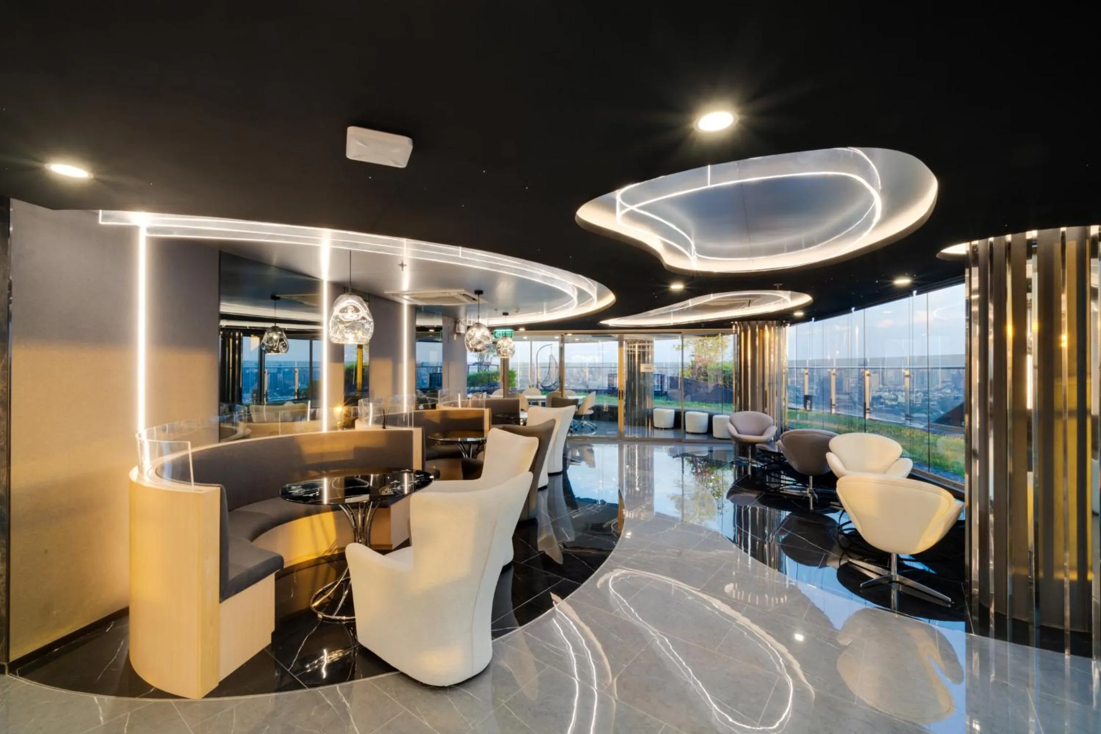 Lounge or bar in Oakwood Suites Tiwanon Bangkok