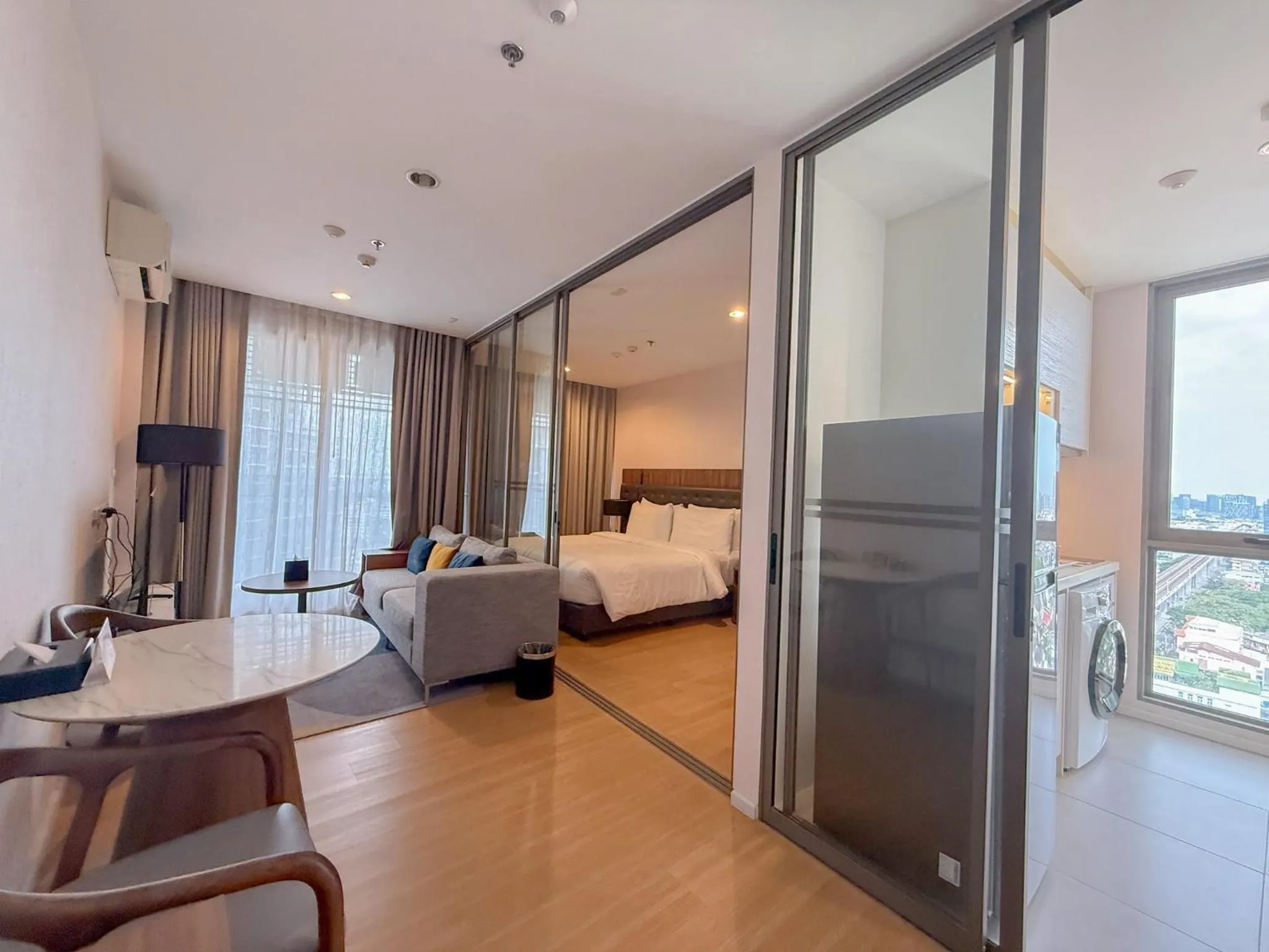 Photo of the whole room, Bed in Oakwood Suites Tiwanon Bangkok