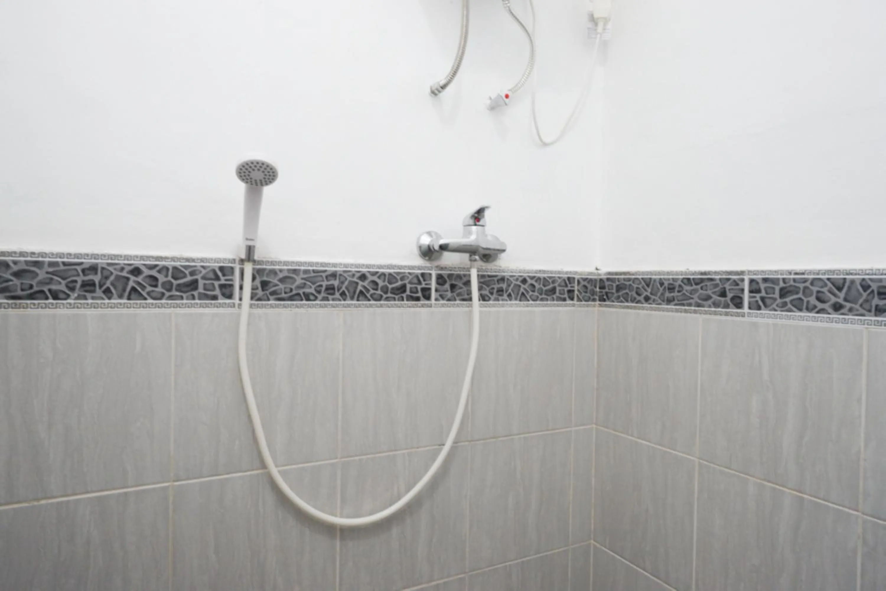 Shower in RedDoorz near Universitas Semarang 2