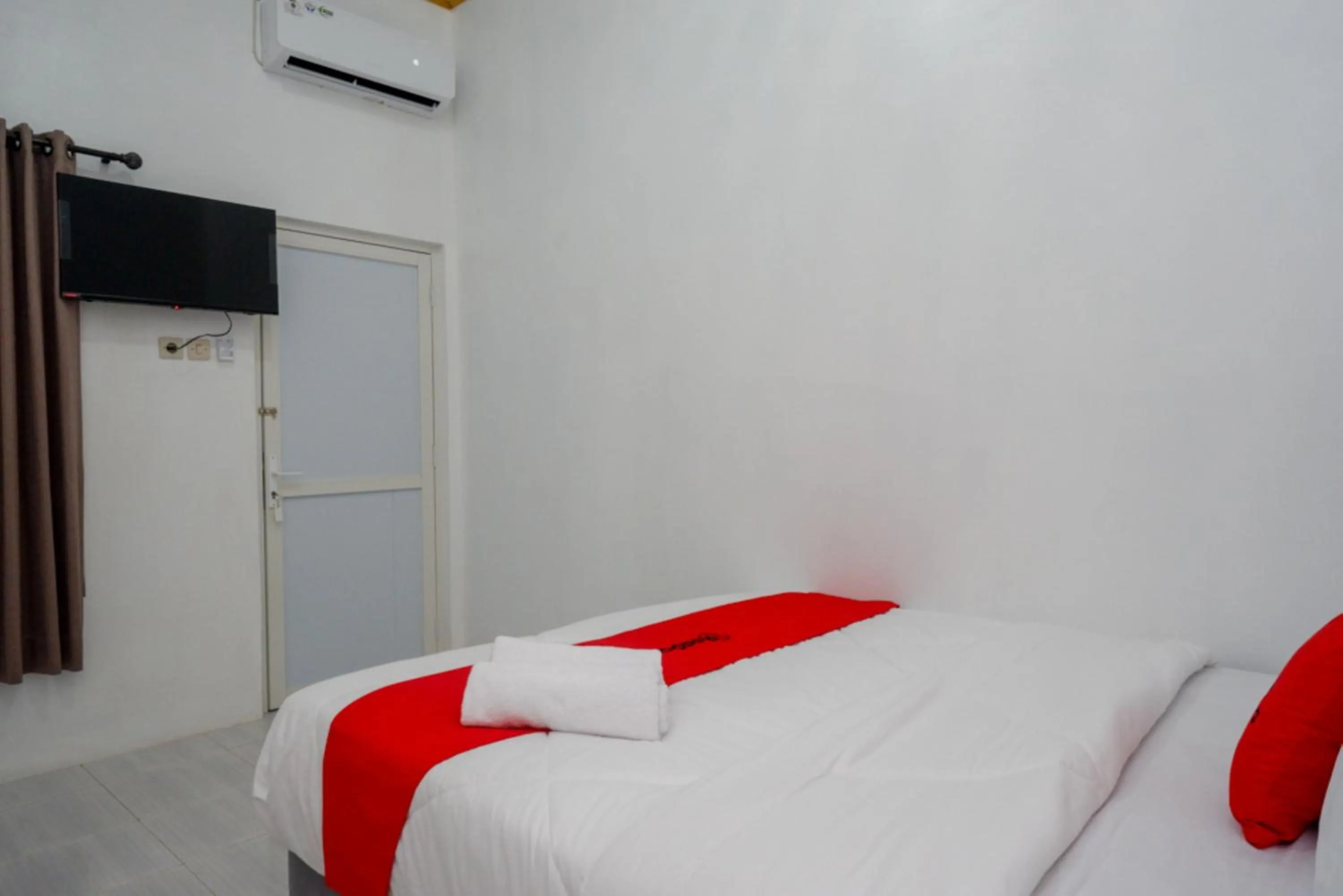 Bedroom, Bed in RedDoorz near Universitas Semarang 2