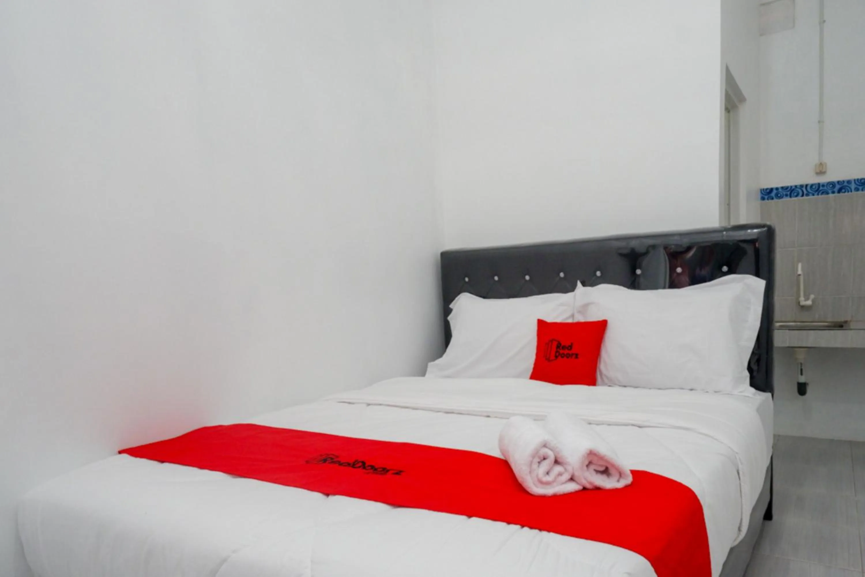 Bedroom, Bed in RedDoorz near Universitas Semarang 2