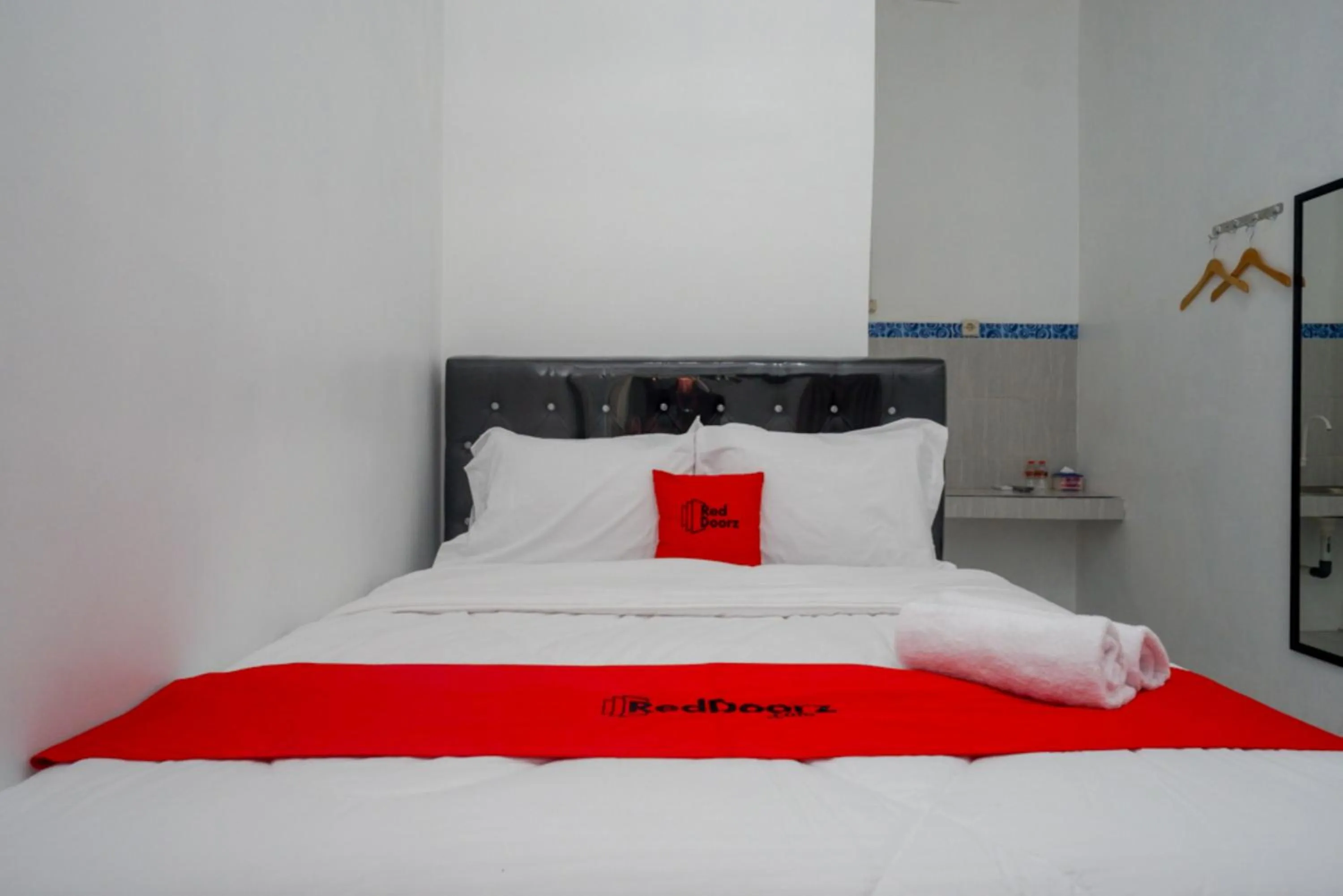 Bedroom, Bed in RedDoorz near Universitas Semarang 2