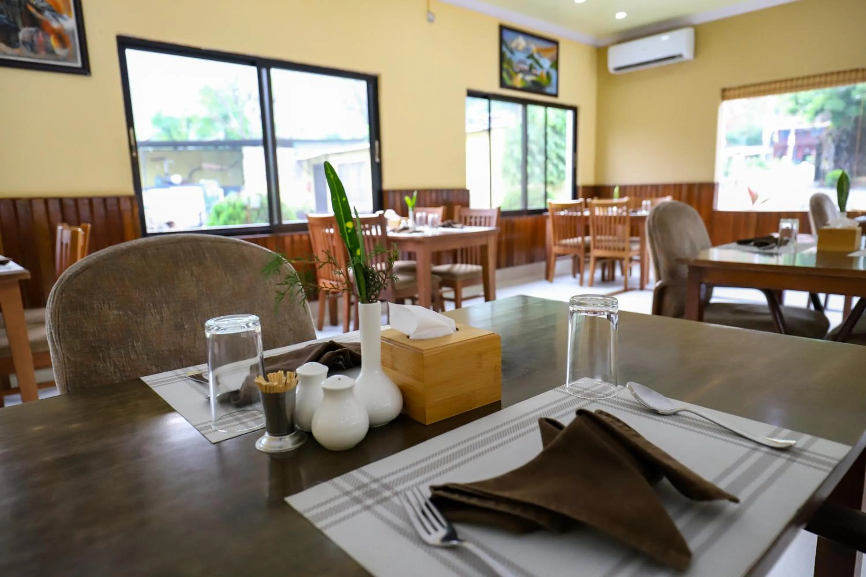 Restaurant/places to eat in Siddhartha Riverside Resort, Chumlingtar