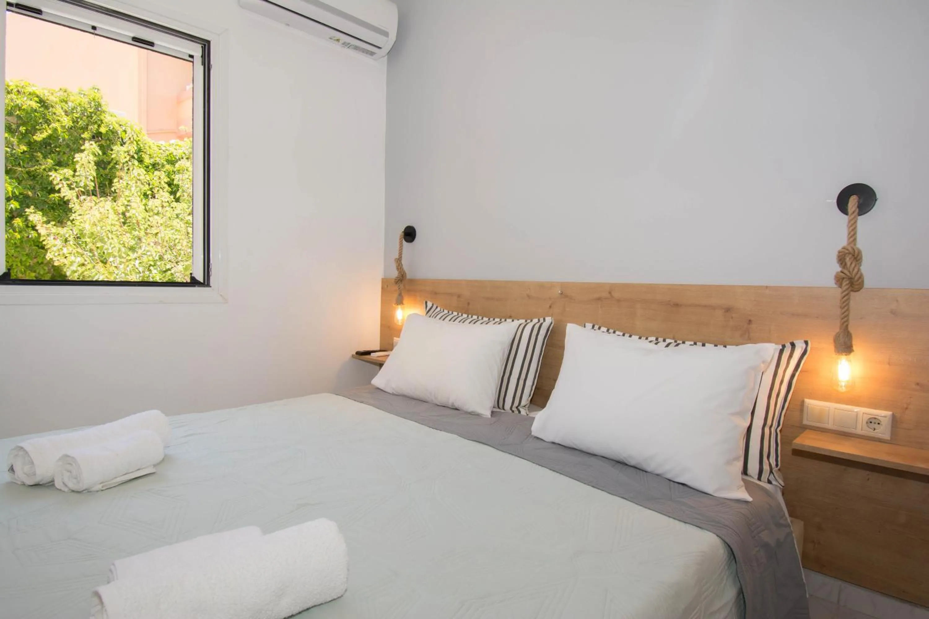 Photo of the whole room, Bed in Jasmine Suites "By Checkin"