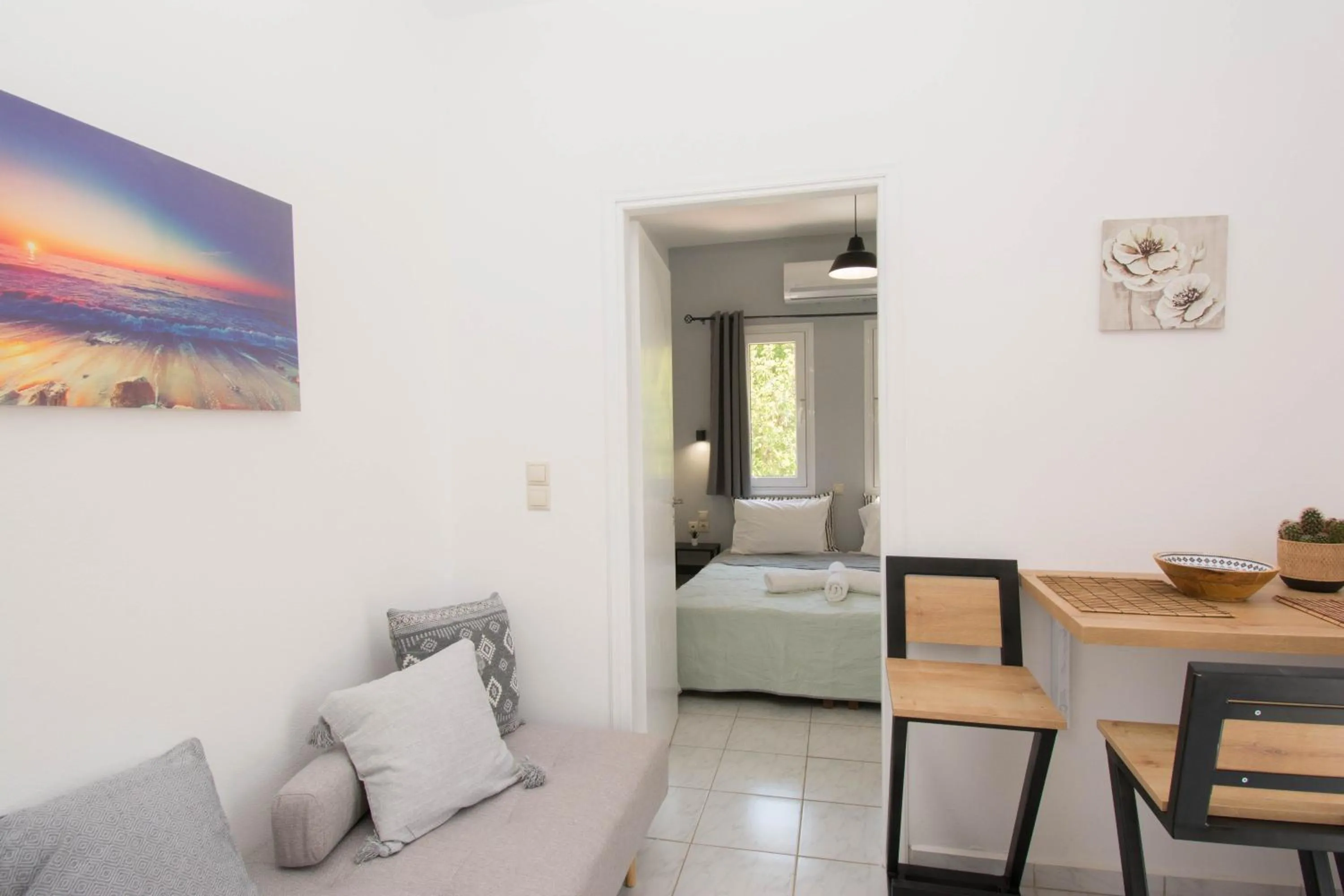 Dining area in Jasmine Suites "By Checkin"