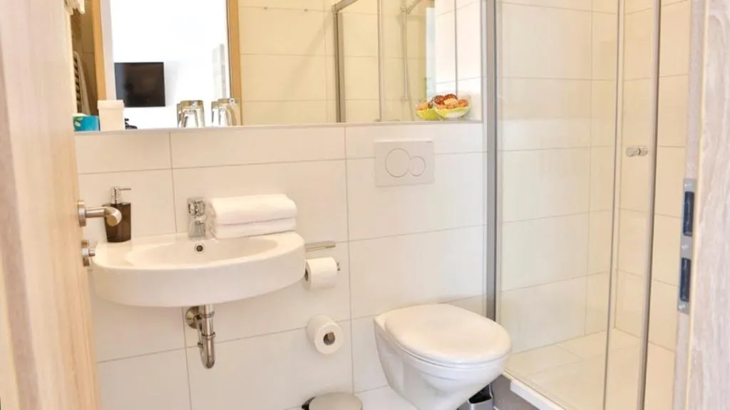 Shower in Das Falk Apartmenthaus