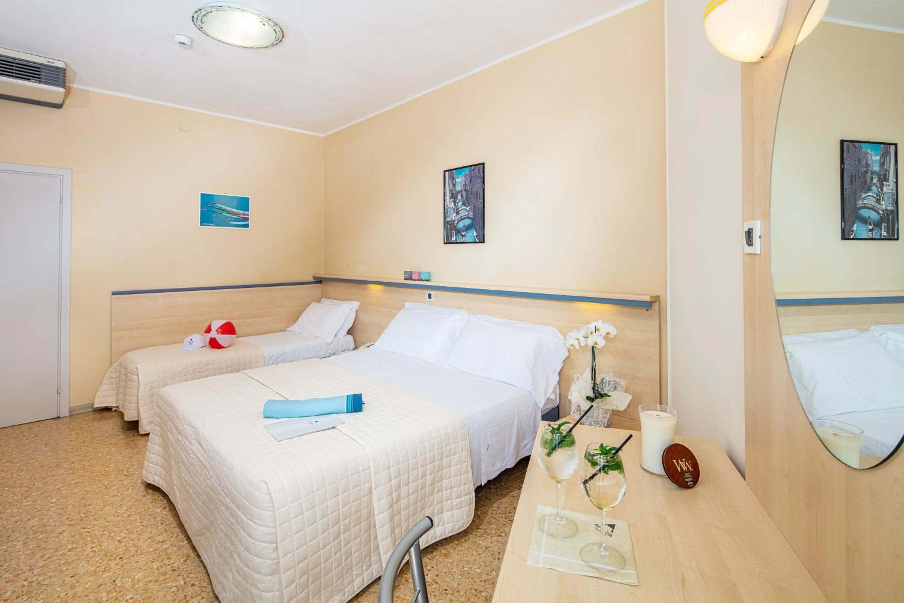 Restaurant/places to eat in Hotel Condor