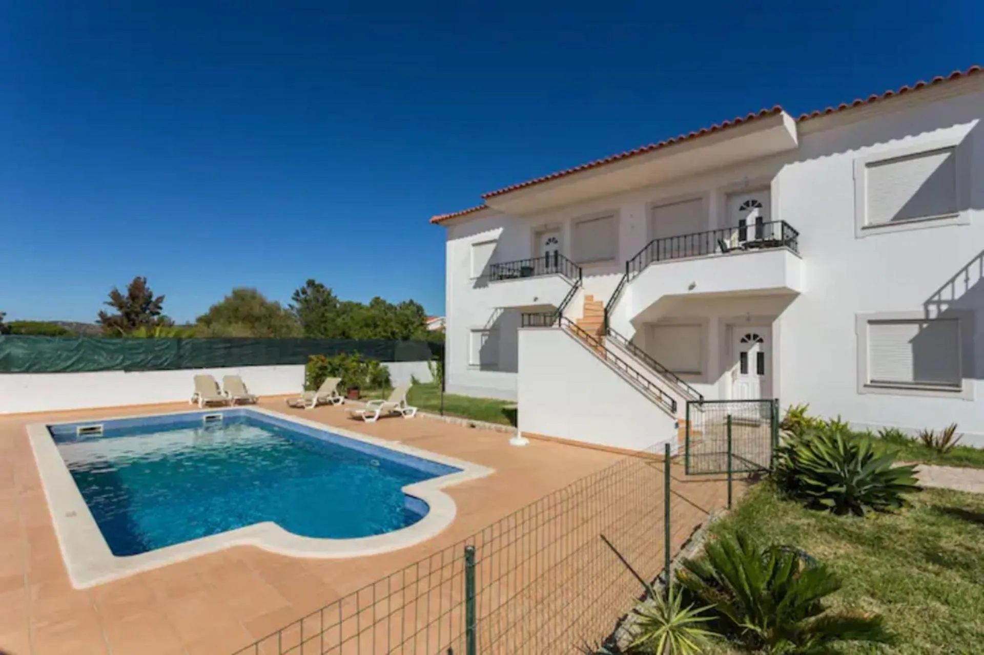 2 Bed Flat - Sleeps 4 - Parking - Wifi
