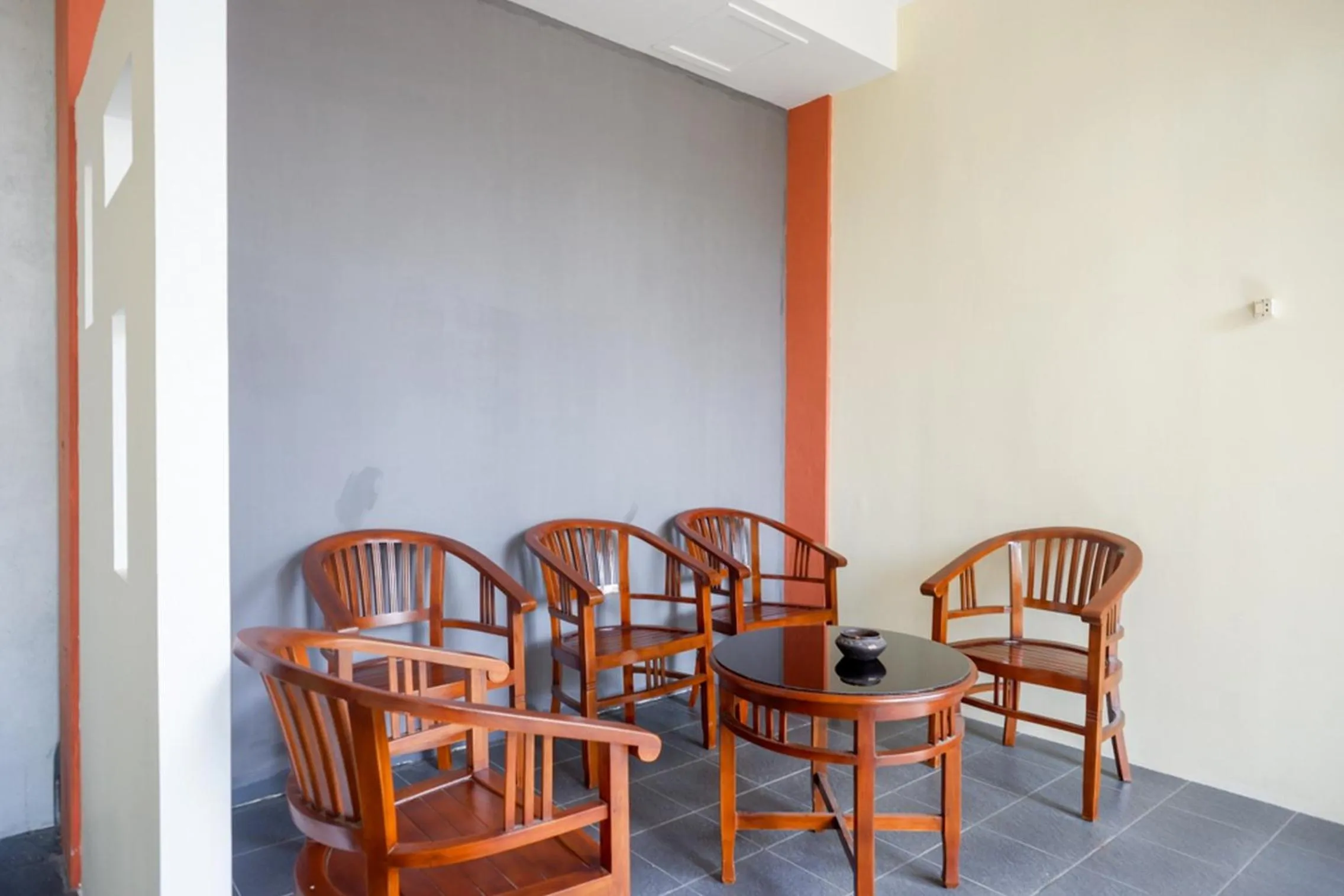 Seating area in RedDoorz Syariah near Exit Tol Krapyak Semarang