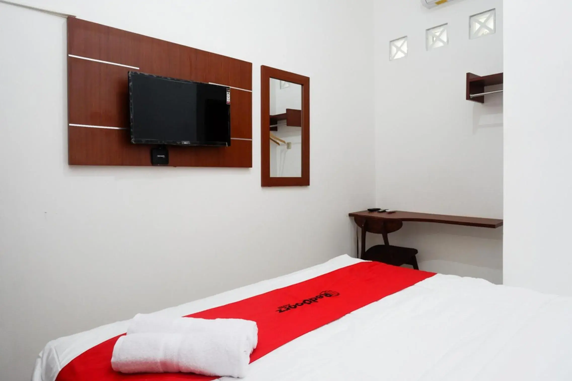 Bedroom, Bed in RedDoorz Syariah near Exit Tol Krapyak Semarang Bedroom, Bed in RedDoorz Syariah near Exit Tol Krapyak Semarang