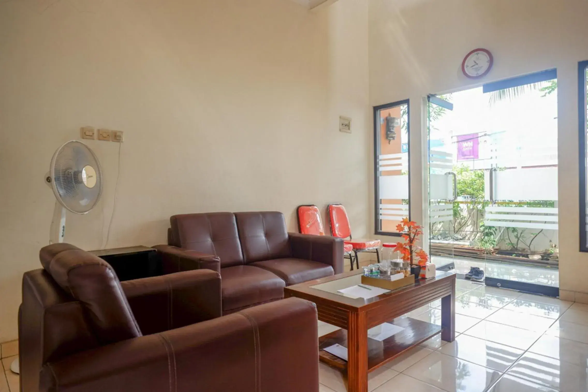 Lobby or reception in RedDoorz Syariah near Exit Tol Krapyak Semarang Lobby or reception in RedDoorz Syariah near Exit Tol Krapyak Semarang