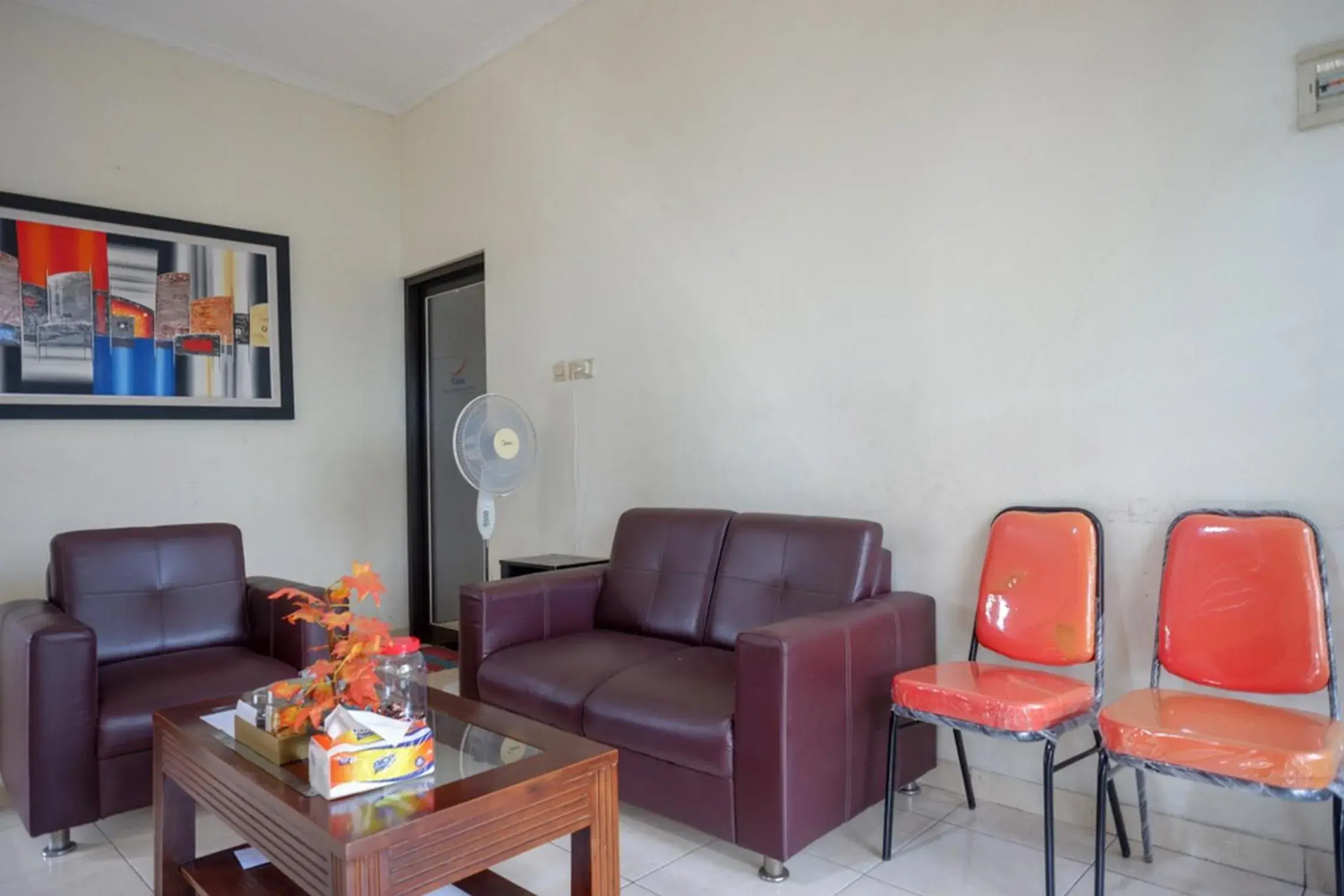 Seating area in RedDoorz Syariah near Exit Tol Krapyak Semarang Seating area in RedDoorz Syariah near Exit Tol Krapyak Semarang