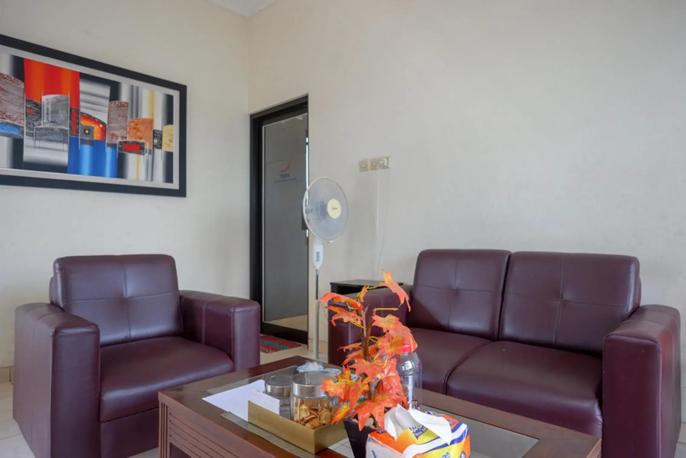 Seating area in RedDoorz Syariah near Exit Tol Krapyak Semarang Seating area in RedDoorz Syariah near Exit Tol Krapyak Semarang