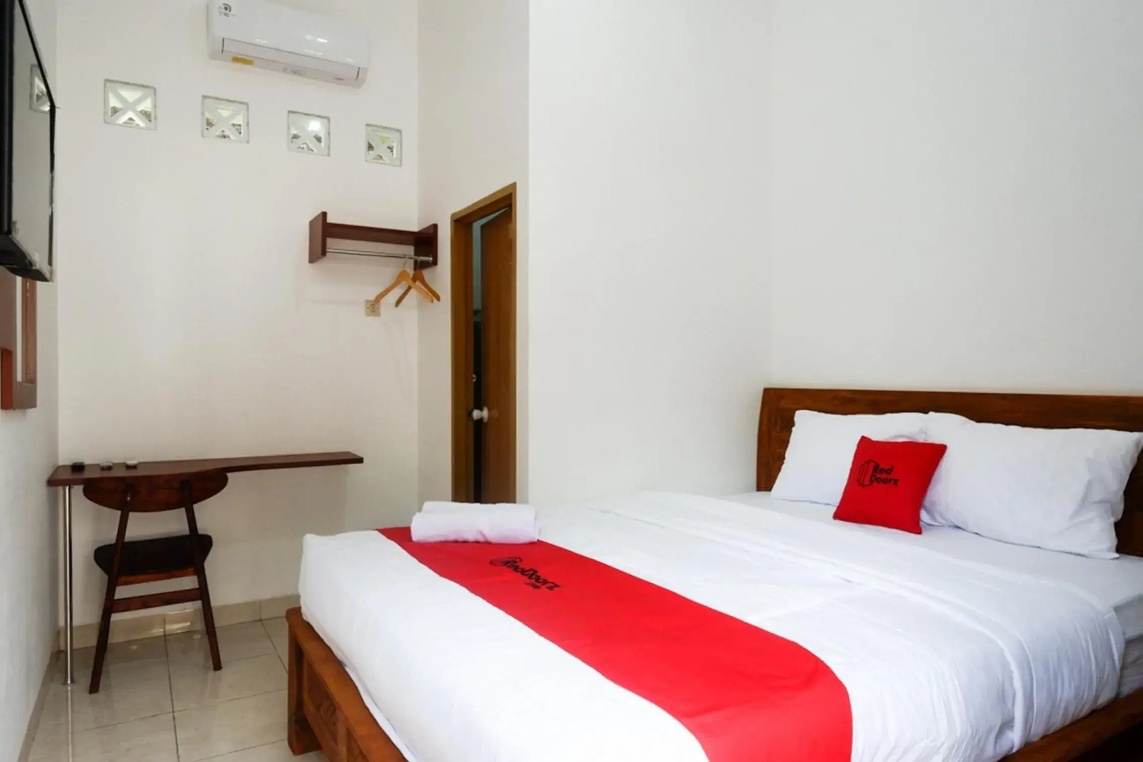 Bedroom, Bed in RedDoorz Syariah near Exit Tol Krapyak Semarang Bedroom, Bed in RedDoorz Syariah near Exit Tol Krapyak Semarang