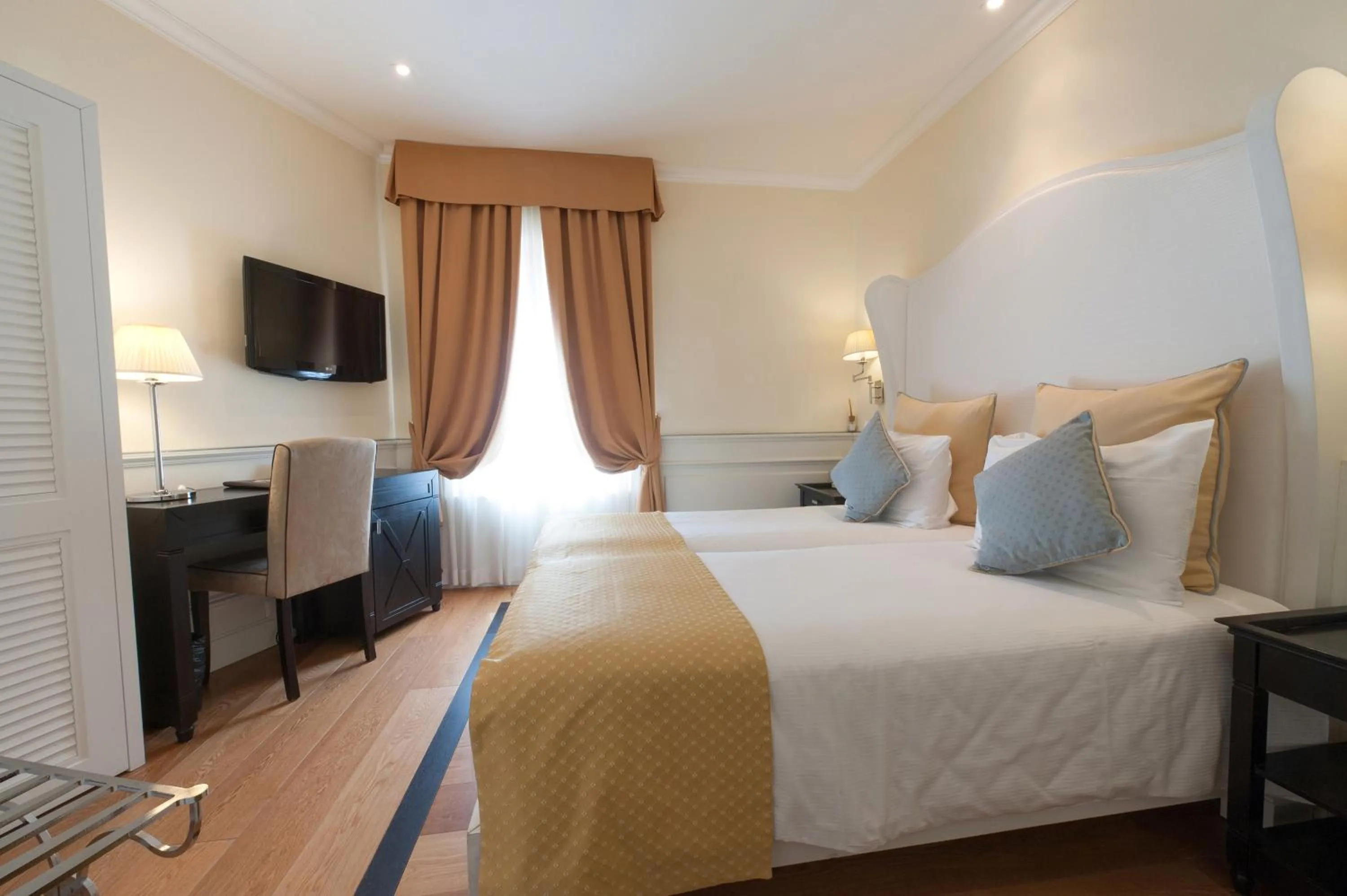 Photo of the whole room, Bed in Hotel Bologna ***S