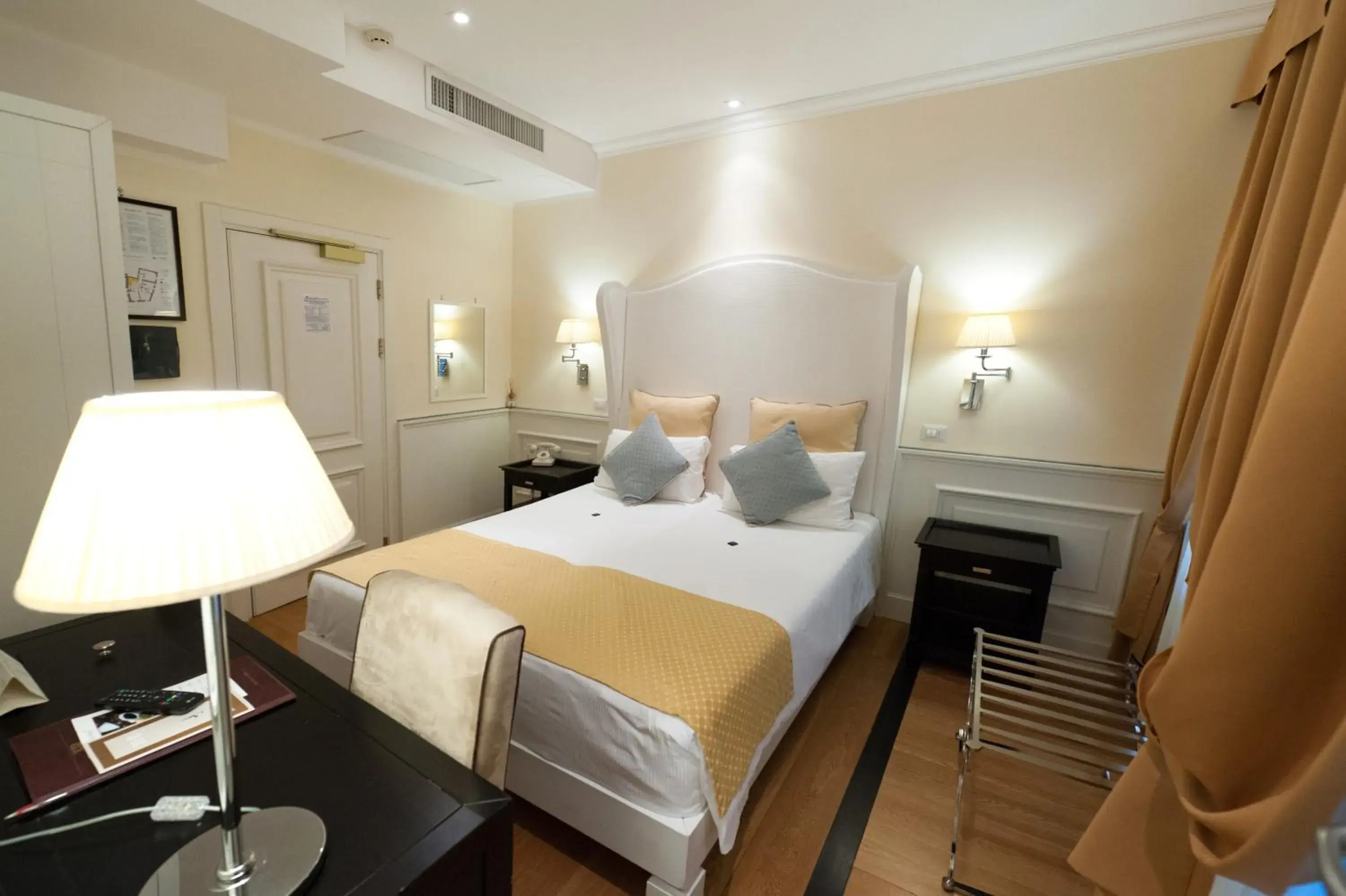 Small Double Room in Hotel Bologna ***S Small Double Room in Hotel Bologna ***S