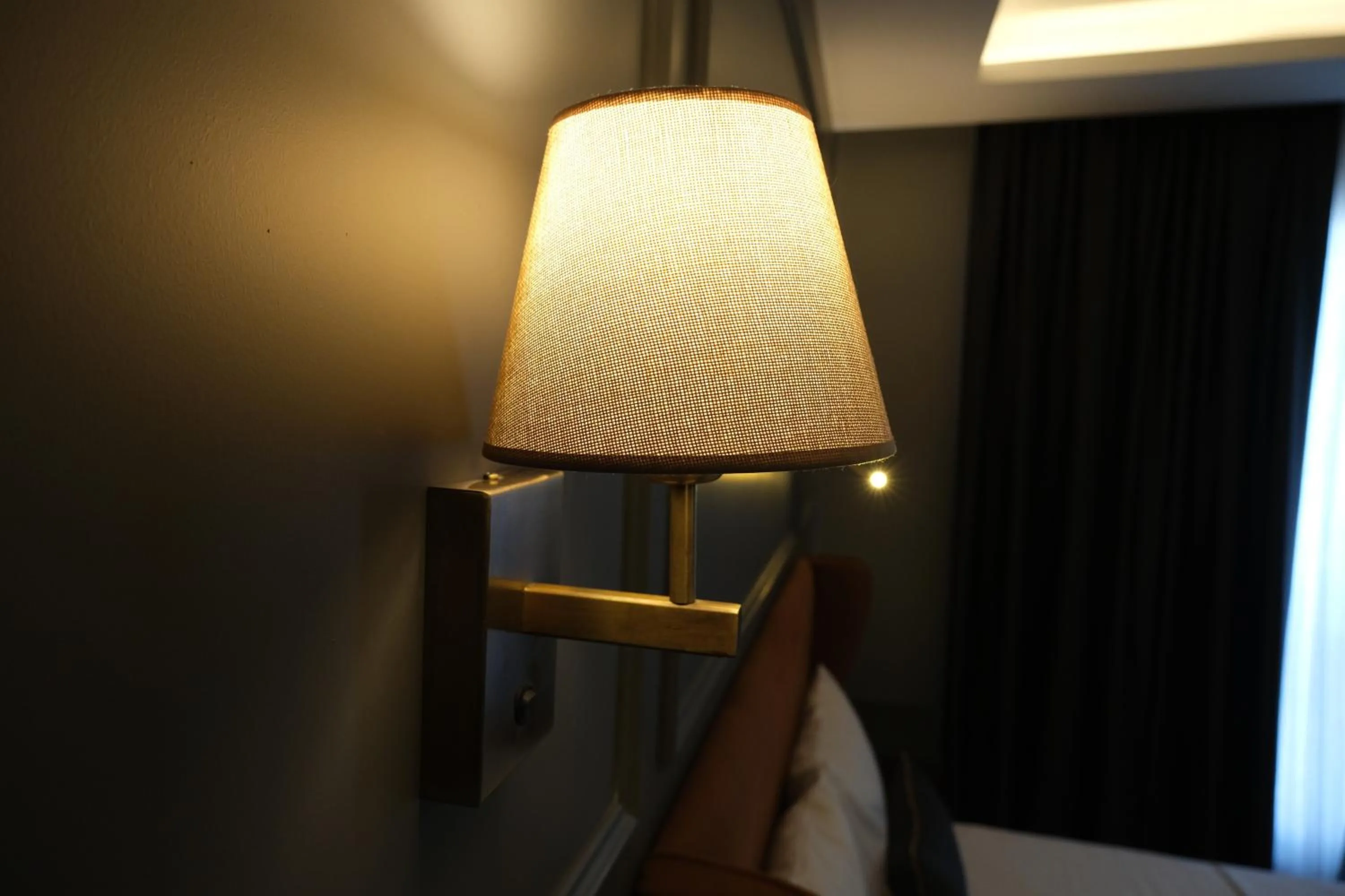 Communal lounge/ TV room, Bed in The Pearl Airport Hotel