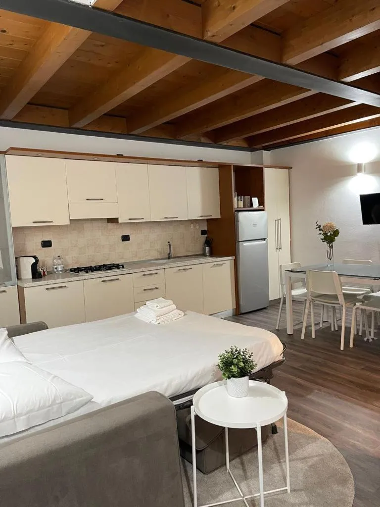 Kitchen or kitchenette, Bed in Easy Milano - Rooms and Apartments Navigli