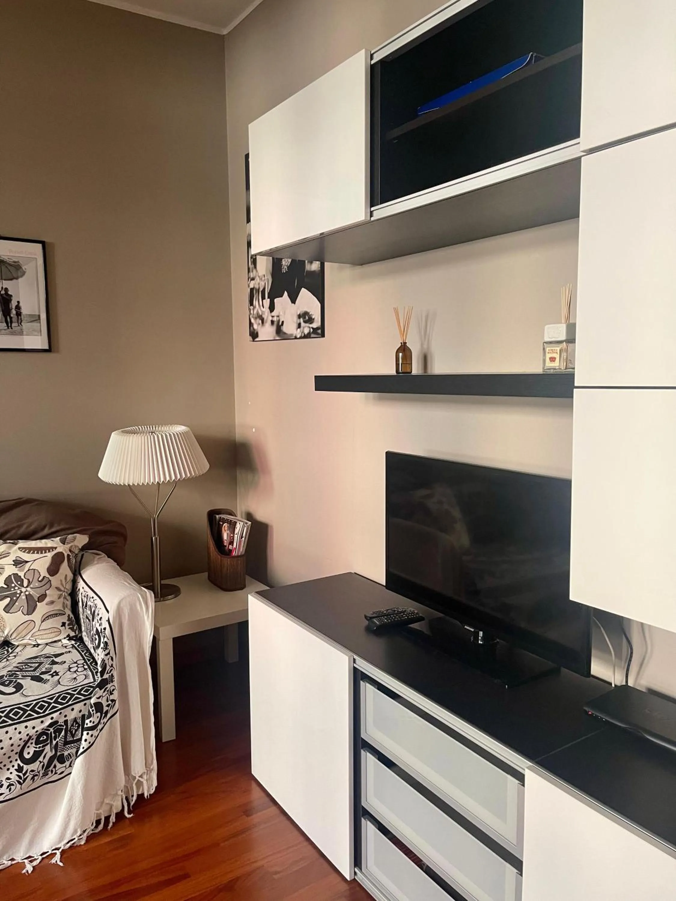 TV and multimedia, Bed in Easy Milano - Rooms and Apartments Navigli