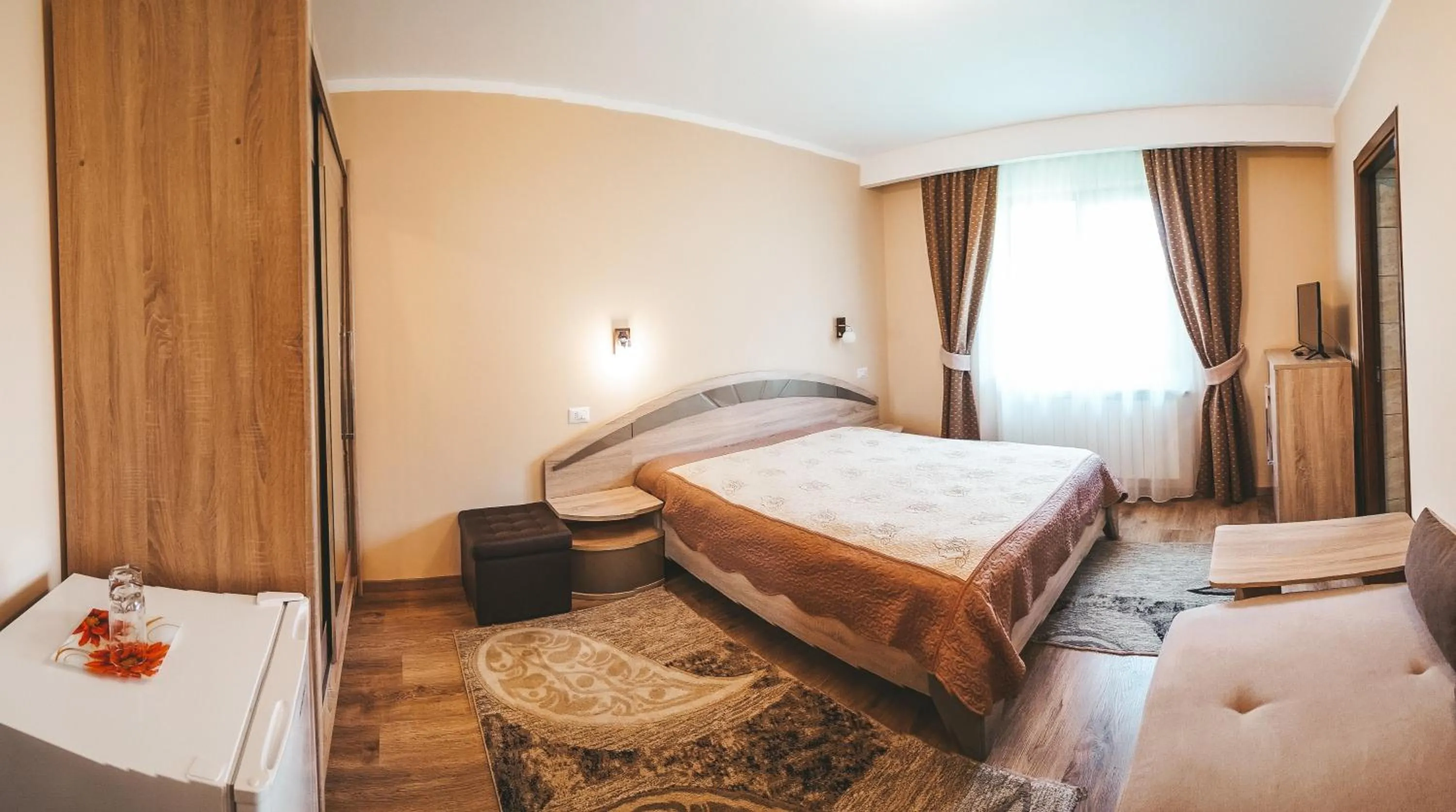 Bed in Pensiunea Eladi