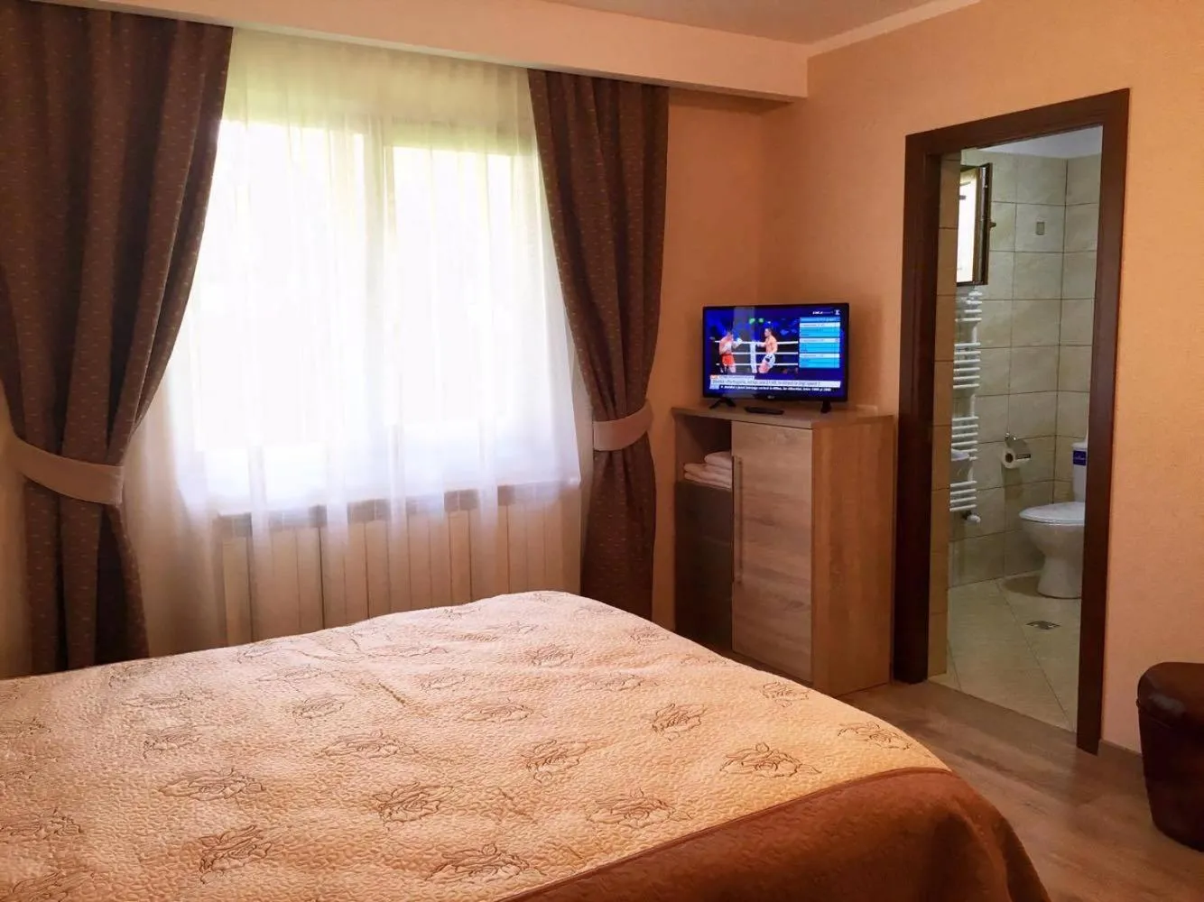 Bed in Pensiunea Eladi