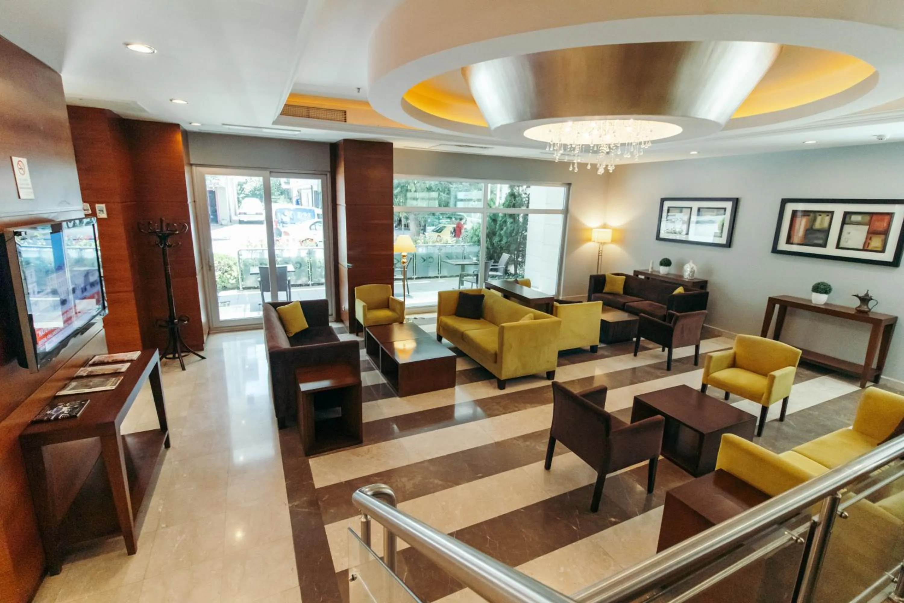 Communal lounge/ TV room in CK Farabi Hotel
