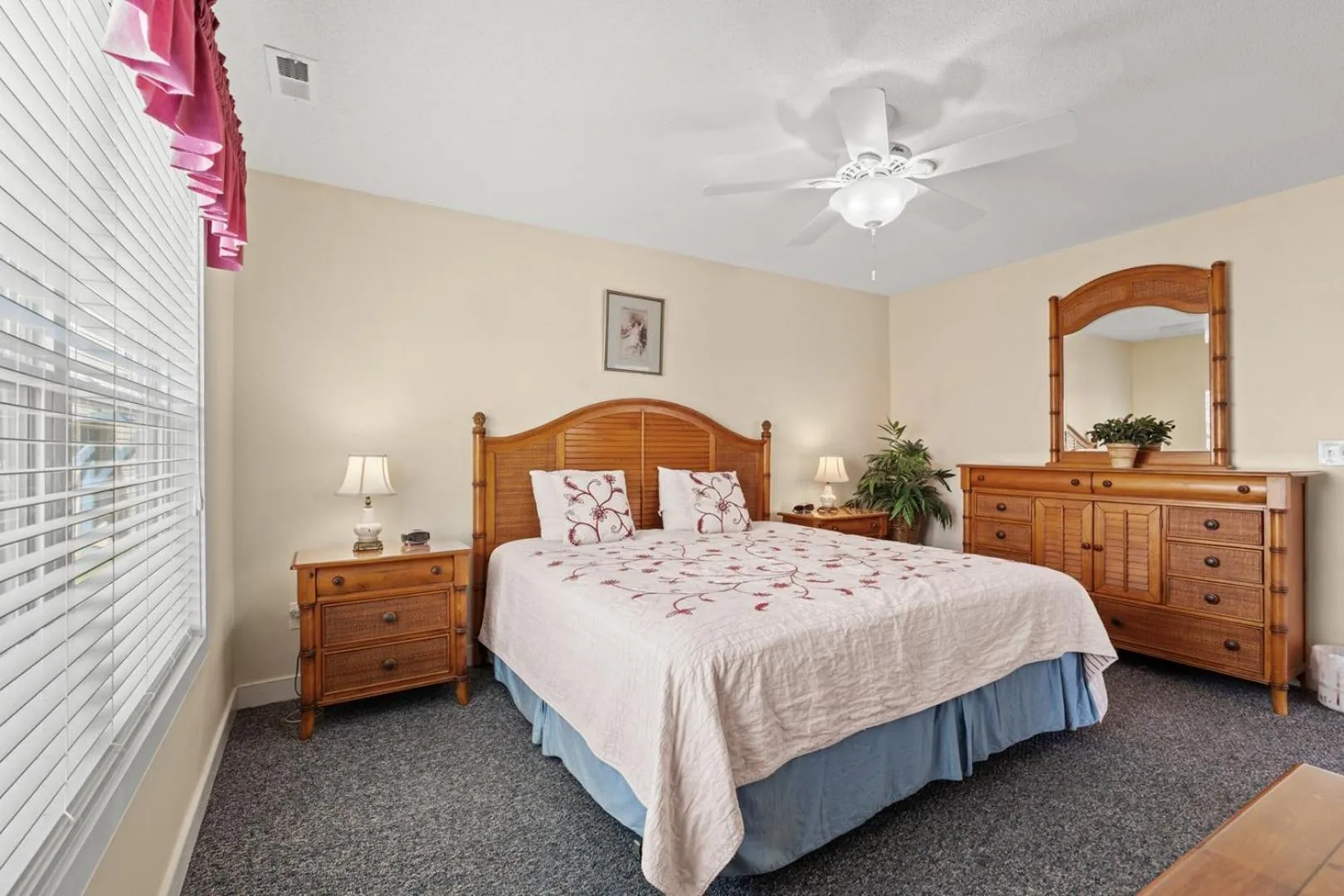 Bed in Ocean Green Cottage 9632