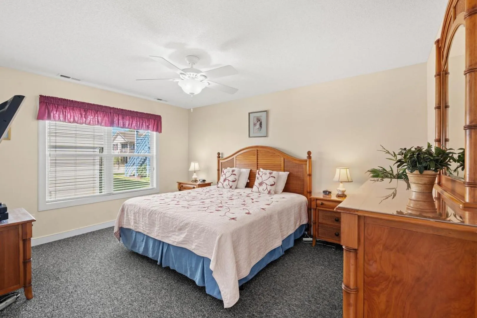 Bed in Ocean Green Cottage 9632