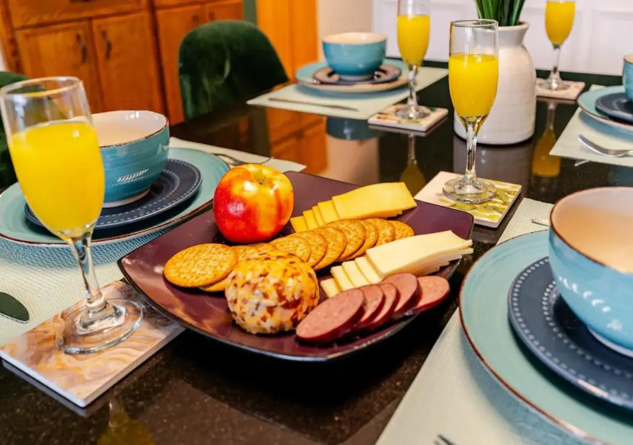 Breakfast in 2 Bed Apt w/ Office, Free Parking, Near Wrigley