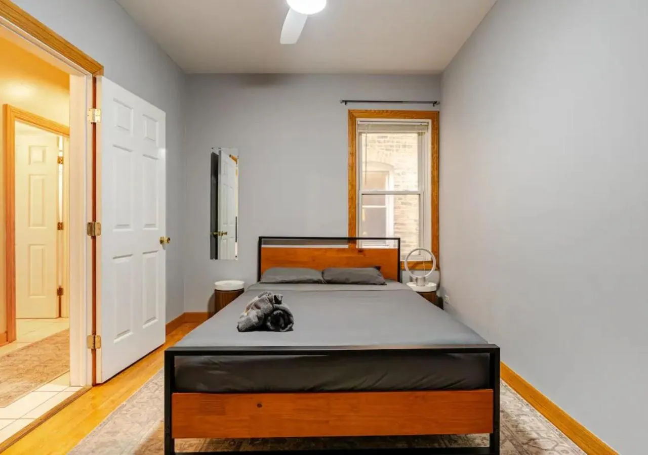 Bed in 2 Bed Apt w/ Office, Free Parking, Near Wrigley