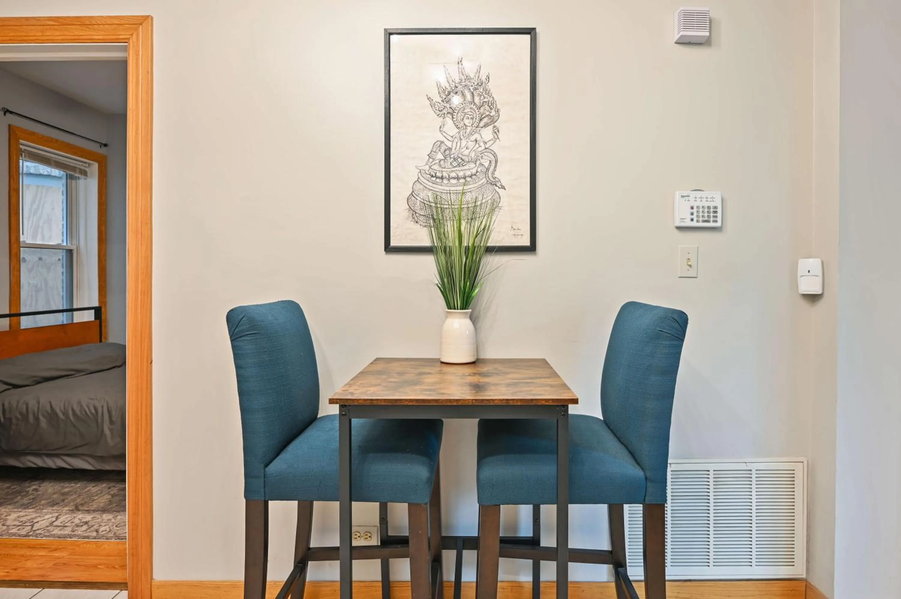 Seating area in 2 Bed Apt w/ Office, Free Parking, Near Wrigley