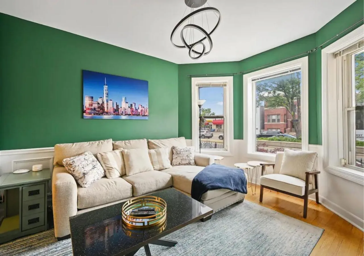 Communal lounge/ TV room in 2 Bed Apt w/ Office, Free Parking, Near Wrigley